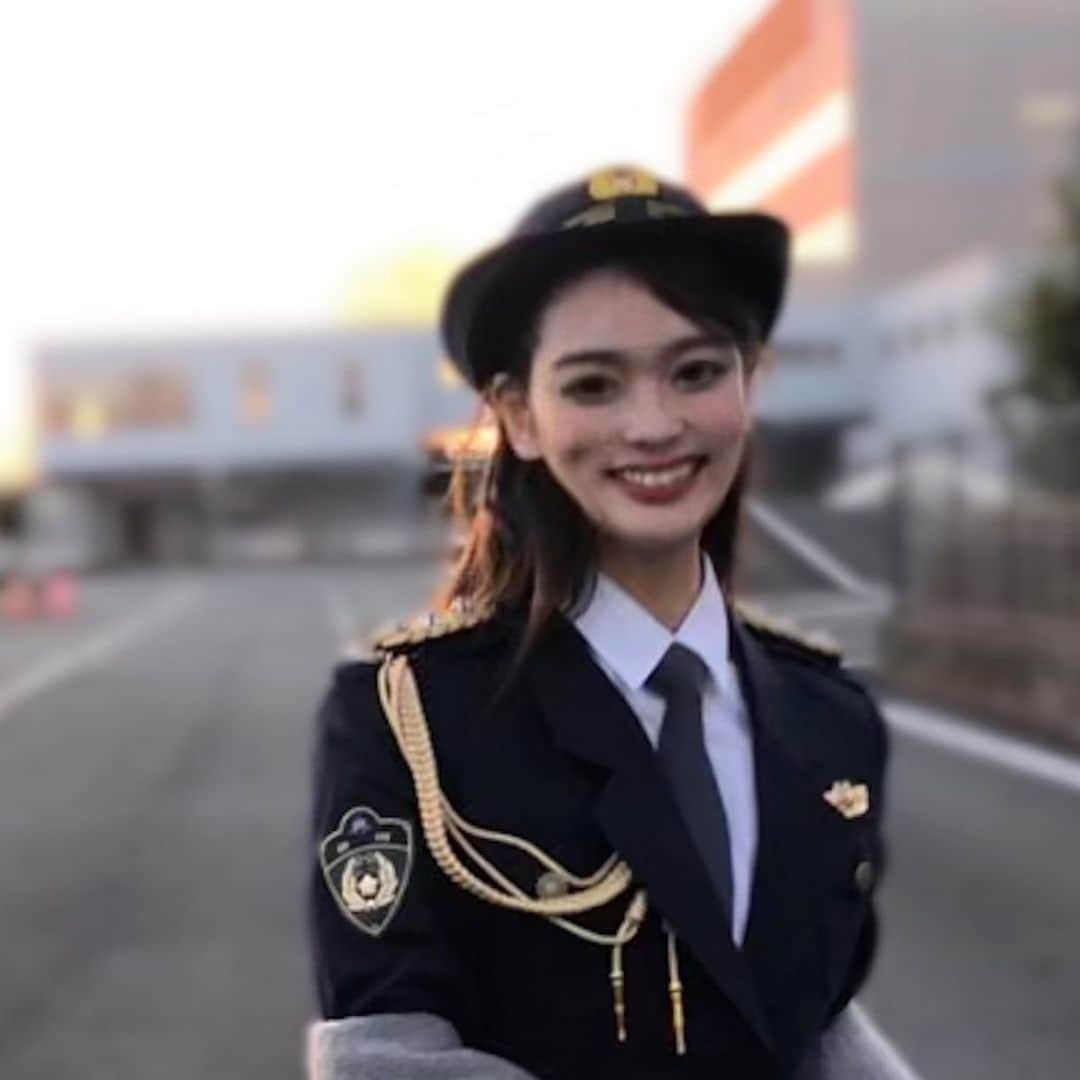 天玲美音さんのインスタグラム写真 - (天玲美音Instagram)「2021年より 警察署広報大使になりました  皆さんに呼びかけ動画やポスター、ナレーション、アナウンス等を通じてお目にかかることがあるかと思います。 よろしくお願いいたします🙇‍♀️  撮影風景①  ちょっぴり寒い日の撮影でした この後、壮大な夕日のシーンが...！  #MION婦警 #テンレイミオン #天玲美音  #警察 #婦警 #撮影風景 #冬 #自然ショット #思わず笑顔になる瞬間 #警察署広報大使 #モデル #model #歌手 #singer #police #ナレーション #MC #天玲美音info」1月15日 22時31分 - miontenrei