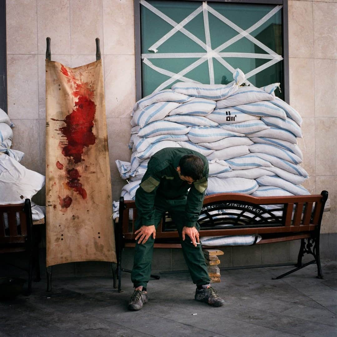 のインスタグラム：「Photo by Anastasia Taylor-Lind @anastasiatl / A man weeps beside a bloodied stretcher outside the emergency department of the Republican Medical Centre in Stepanakert on November 4, 2020.  The war in Nagorno-Karabakh between Azerbaijan and Armenia lasted for six weeks and ended on November 10, 2020, with a Russian-mediated peace deal that left Azerbaijan retaining territory gained during that war and regaining control of districts surrounding Nagorno-Karabakh that Armenia had captured in the 1990s.  This was the first conflict to start during the pandemic, and the overlap of the two crises was deadly. Rates of COVID-19 infection, which had been low, spiralled out of control when the fighting began. I worked together with writer Kristen Chick, and our reporting is published in @natgeo.  This project was supported by the National Geographic Society's Emergency Fund for Journalists. @insidenatgeo #nagornokarabakh」