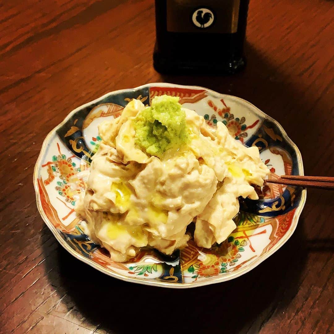 志摩有子さんのインスタグラム写真 - (志摩有子Instagram)「むっちりとしていてめちゃくちゃ美味しい生ゆばを山葵と塩とオリーブオイルで。 こんなに濃厚な生ゆばは初めて。 京都、宮川町の千代とうふのもの。 @eatripsoil  に不定期で入荷するとのこと。  #千代とうふ #生ゆば」1月15日 22時34分 - ariko418