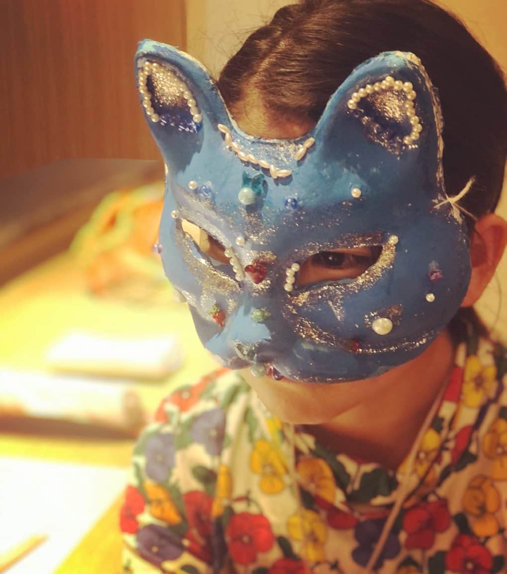 三浦瑠麗さんのインスタグラム写真 - (三浦瑠麗Instagram)「いつものお寿司やさんにいくよ、と言ったらなぜか仮面をかぶってきた娘。お手製。」1月15日 22時37分 - lullymiura