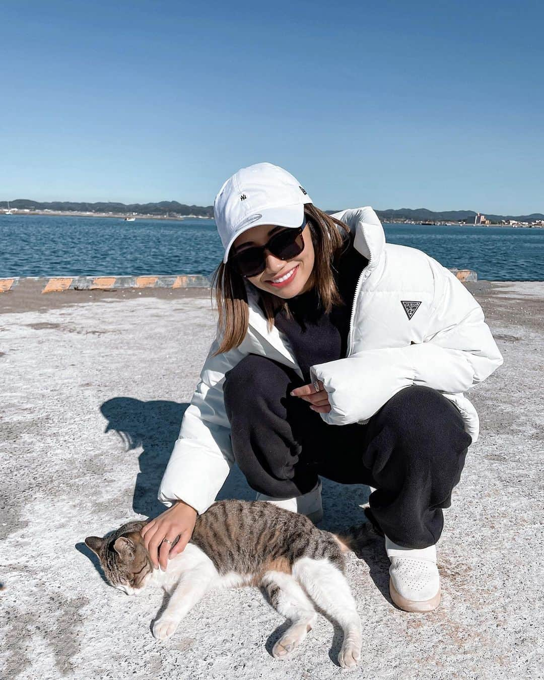 中嶋杏理さんのインスタグラム写真 - (中嶋杏理Instagram)「🐈‍⬛🌊🤍﻿ ﻿ ﻿ @flex_japan のこのサングラス当たり！﻿ 形いいし、まつ毛がレンズにあたらないように 高さもあってとても良かったので 追加で色違い頼んだ☺️﻿🤍  レンズも大きめだから前髪また伸びたら﻿ カチューシャとして使おっと✌🏽﻿ ﻿ SQUARE WIDE SUNGLASSES﻿ COLORはFX-SW003 F:demi L:dark greenってやつ✔︎ ﻿  ﻿ .﻿ #flexjapan#sunglasses#outfit#ootd#newera  #guess#adidas#alexanderwang#cat#コーデ #ダウン#キャップ女子#サングラス#アディダス #スニーカーコーデ#スニーカー女子#猫#156cm」1月15日 22時37分 - anrinakajima