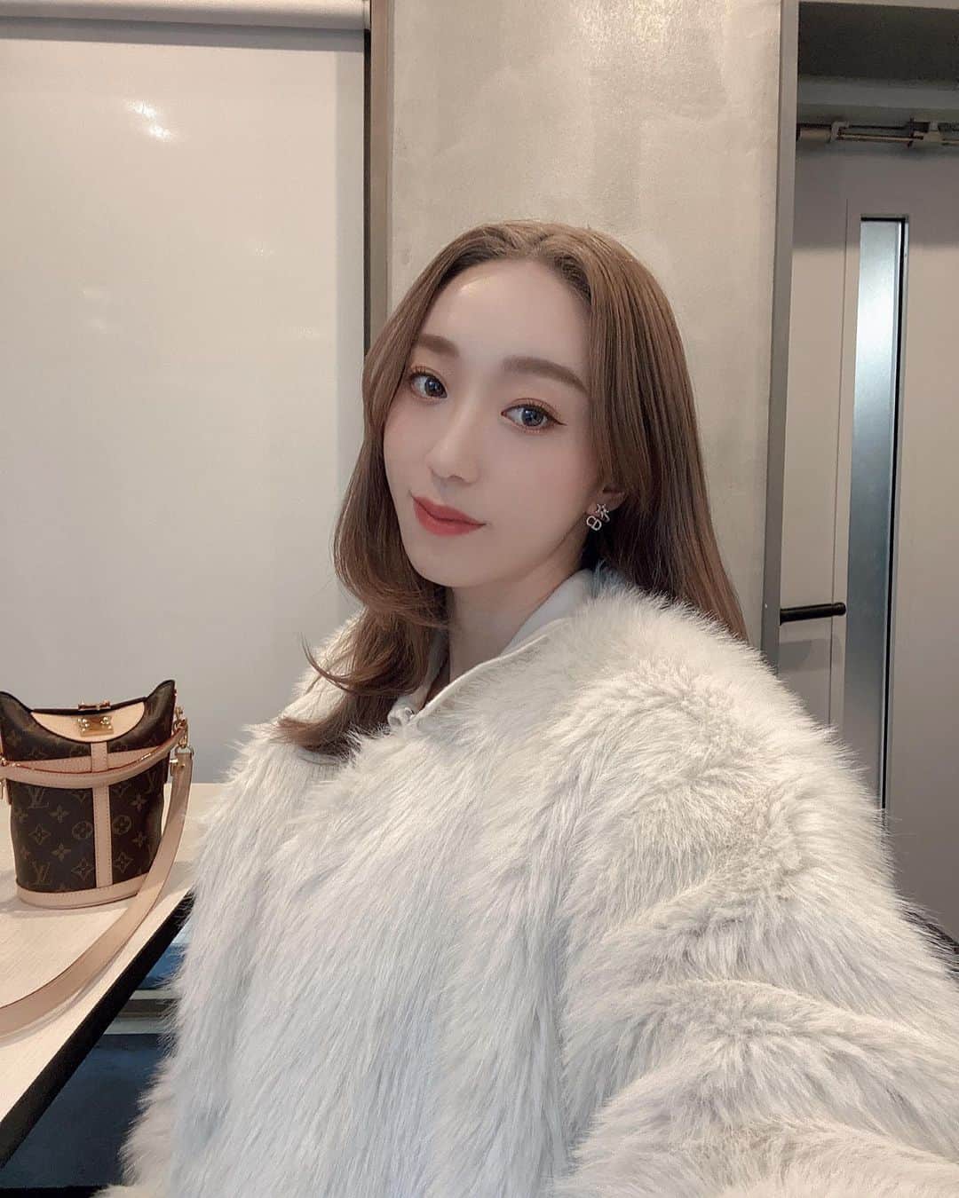 のインスタグラム：「今日もいいのができたかなーー🩰☺️毎日スタジオと家の往復で朝から晩までスニーカーとリハ着🌬  そして最近とても気になってた、 @clair_artmake 🤍👀 先日、いってきましたの！！！  眉毛を描かない生活ってこんなに楽なの？🥺ってくらい革命的で本気で驚いてます！左右対称になるから最強で私は髪色に合わせて眉マスカラだけしてます！最高すぎる🙋🏻‍♀️💕  #CLAIRアートメイク #クレルアートメイク #アートメイク #眉アートメイク」