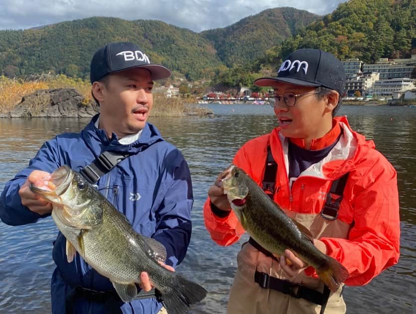 亜生さんのインスタグラム写真 - (亜生Instagram)「BDMのYouTubeで上がってます！河口湖の後編です！ バス釣りしてます！ 見てください！！ほんまに！ 素人二人がバス釣ってます！  #BDM #河口湖 #ダイワ #ブラックレーベル #スティーズ #ガスタネード77 #ガスタネード88 #bottomup #ビーブル #帰りの車 #興奮して #伊地知さんと #喋りっぱなし #伊地知さん #いつもの5倍早口で #何言うてるかわからんかった #エンジョイフィッシング #バス釣り #バス釣れたとき #二人とも手震えてた #ほんでめっちゃ声デカかった」1月15日 22時48分 - aseihurricane