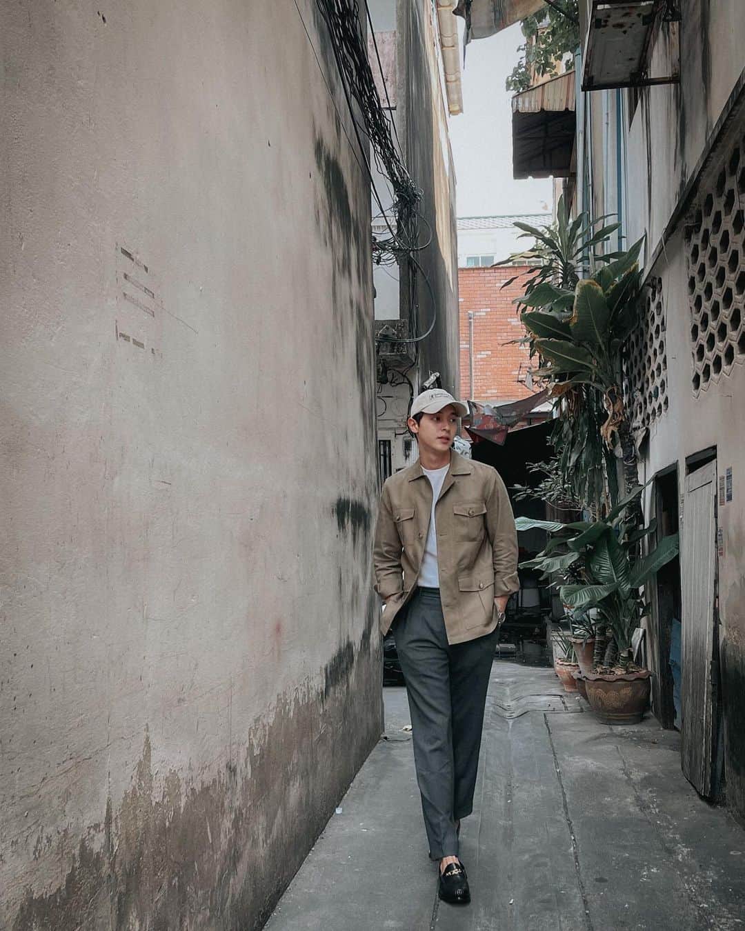 Jirayu Tangsrisukのインスタグラム：「เจ้าชู้อ่ะทำเป็น แต่ไม่ใช่ประเด็นที่ต้องทำ .. ชวนวิ่งอ่ะไม่ว่าง  แต่ถ้าชวนเรื่องปิ้งย่างอ่ะว่างอยู่ .. สายตาไม่ค่อยดีมองกี่ทีก็มีแต่เธอ .. บริการให้กอดฟรี บริการไม่ดีให้กอดคืน .. กระปุกออมสินมีไว้หยอดตังค์ คิดถึงจังเอาไว้หยอดเธอ ☺️❤️」