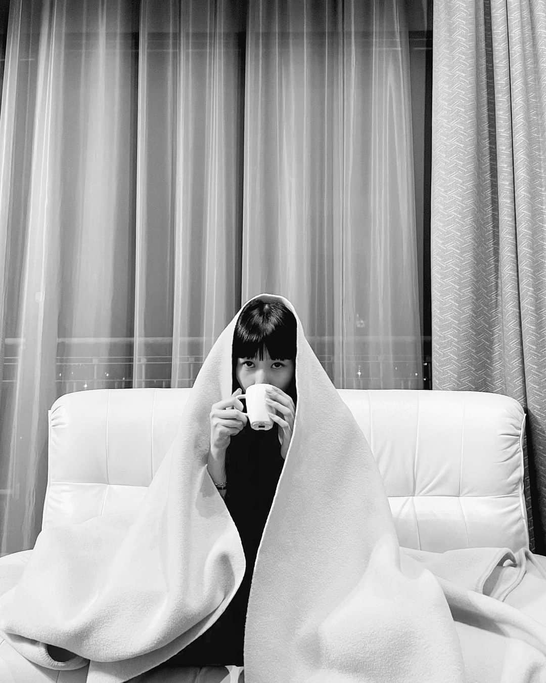 新井貴子のインスタグラム：「Hope you’ll have a good weekend♪   And please take good care of yourself💫💕」
