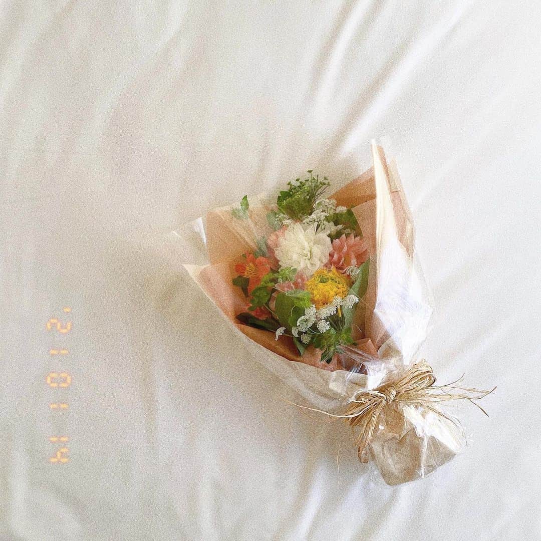 橋本江莉果のインスタグラム：「誕生日当日、 @miisuke36 からサプライズで花束が届きました😍💐﻿ ﻿ もうっ気持ちがうれしいし、かわいすぎるお花たち🌷🌼💖﻿ ﻿ いつも愛情たっぷり、ほんっとうにありがとう👏🏼🥰💕﻿ ﻿ おかげで、心もお部屋もハッピーで溢れてる🥳🌈﻿ ﻿ だいっすき💋💋💋﻿ ﻿ #flowers #flower #bouquet #flowerstagram #birthday #present #thankyou #loveyou #🌞🌝」
