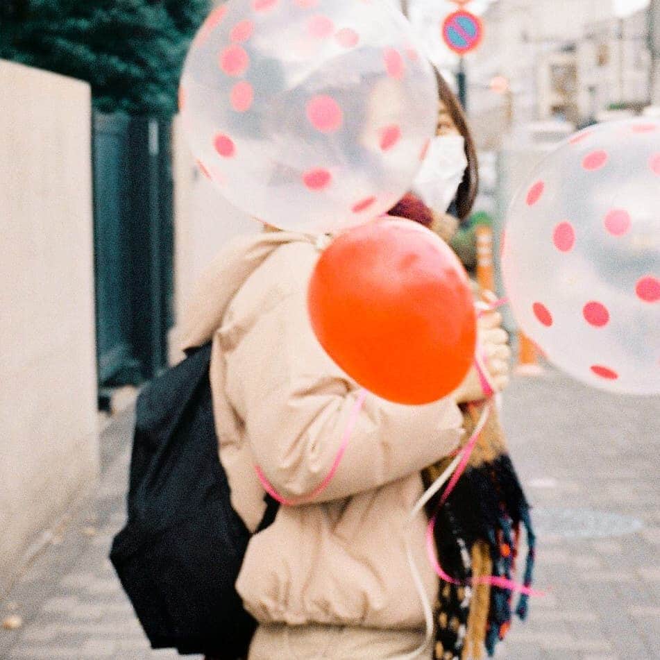 近藤笑菜のインスタグラム：「思いもよらないことが 思いもよらないスピードで進んでいる。 チキン野郎なので新しい挑戦は毎度ものすごくこわいけど、なんだか挑戦してしまってるよね。結局すきなんだろうね🐥 思いっきり巻き込まれていこう🌀 . 夢よ広がれ🎈」