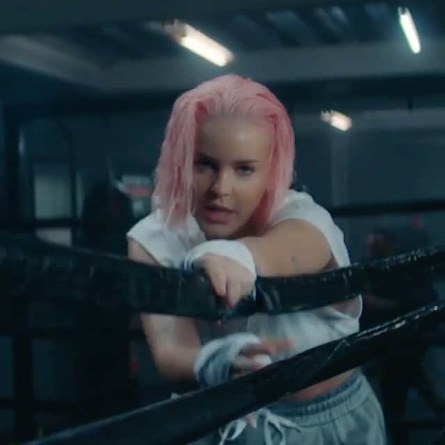 のインスタグラム：「【Anne-Marie】 可愛すぎるイギリス出身の空手歌姫アン・マリーがラッパーのKSIとDJのDigital Farm Animalsとのコラボ❣️  2021年初シングル「Don’t Play」をリリース✨ #annemarie #ksi #dontplay #洋楽」