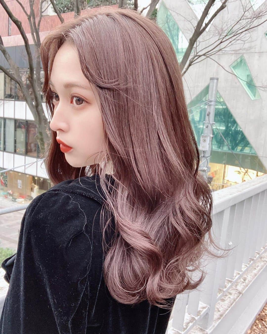 小西恭平さんのインスタグラム写真 - (小西恭平Instagram)「まゆさんご来店💇🏻‍♀️﻿ ﻿ ﻿ ツヤとやわらかさが出やすい、ココアピンクカラー✂️✨﻿ ﻿ このカラーは元の明るさが明るい方か、ブリーチをされないとできないカラーです🌟﻿ ﻿ ﻿ ﻿ 伸ばしかけの前髪も分けて可愛く😊﻿ ﻿ ﻿ 1/17、21:00～2月前半のネット予約を解放します㊗️﻿ ﻿ ﻿ ﻿ ﻿ ご予約はプロフィール欄のネットページからかお電話からご予約が可能です🌟﻿ ﻿ お店の住所は﻿ ﻿ ﻿ 〒107-0061港区北青山3丁目4-3 ﻿ のの青山2F  Nehan内﻿ ﻿ 電話番号　07013668526﻿ ﻿ こちらになります！少し迷いやすいので、行き方はハイライトなどにも載せていますのでご確認ください⭐️﻿ ﻿ ﻿ ﻿ ﻿ ﻿ ﻿ ﻿ #ハイライト#グレージュ#サロンモデル#ミディアム#美容師#グラデーションカラー#ロングヘア #ヘア#アレンジ#ヘアアレンジ#ロング#hair#グレージュ#ヘアスタイル#スタイリング#髪型 #メイク#シースルーバング#小顔カット#似合わせカット#ヘアカラー#hairstyle#コニタンカット﻿ ﻿ ﻿」1月15日 22時44分 - kyohei_konishi