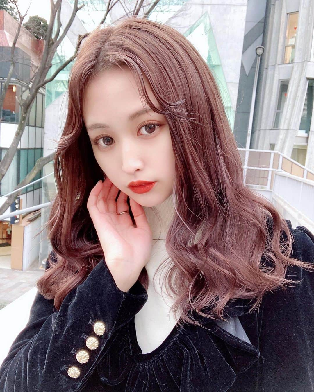 小西恭平さんのインスタグラム写真 - (小西恭平Instagram)「まゆさんご来店💇🏻‍♀️﻿ ﻿ ﻿ ツヤとやわらかさが出やすい、ココアピンクカラー✂️✨﻿ ﻿ このカラーは元の明るさが明るい方か、ブリーチをされないとできないカラーです🌟﻿ ﻿ ﻿ ﻿ 伸ばしかけの前髪も分けて可愛く😊﻿ ﻿ ﻿ 1/17、21:00～2月前半のネット予約を解放します㊗️﻿ ﻿ ﻿ ﻿ ﻿ ご予約はプロフィール欄のネットページからかお電話からご予約が可能です🌟﻿ ﻿ お店の住所は﻿ ﻿ ﻿ 〒107-0061港区北青山3丁目4-3 ﻿ のの青山2F  Nehan内﻿ ﻿ 電話番号　07013668526﻿ ﻿ こちらになります！少し迷いやすいので、行き方はハイライトなどにも載せていますのでご確認ください⭐️﻿ ﻿ ﻿ ﻿ ﻿ ﻿ ﻿ ﻿ #ハイライト#グレージュ#サロンモデル#ミディアム#美容師#グラデーションカラー#ロングヘア #ヘア#アレンジ#ヘアアレンジ#ロング#hair#グレージュ#ヘアスタイル#スタイリング#髪型 #メイク#シースルーバング#小顔カット#似合わせカット#ヘアカラー#hairstyle#コニタンカット﻿ ﻿ ﻿」1月15日 22時44分 - kyohei_konishi