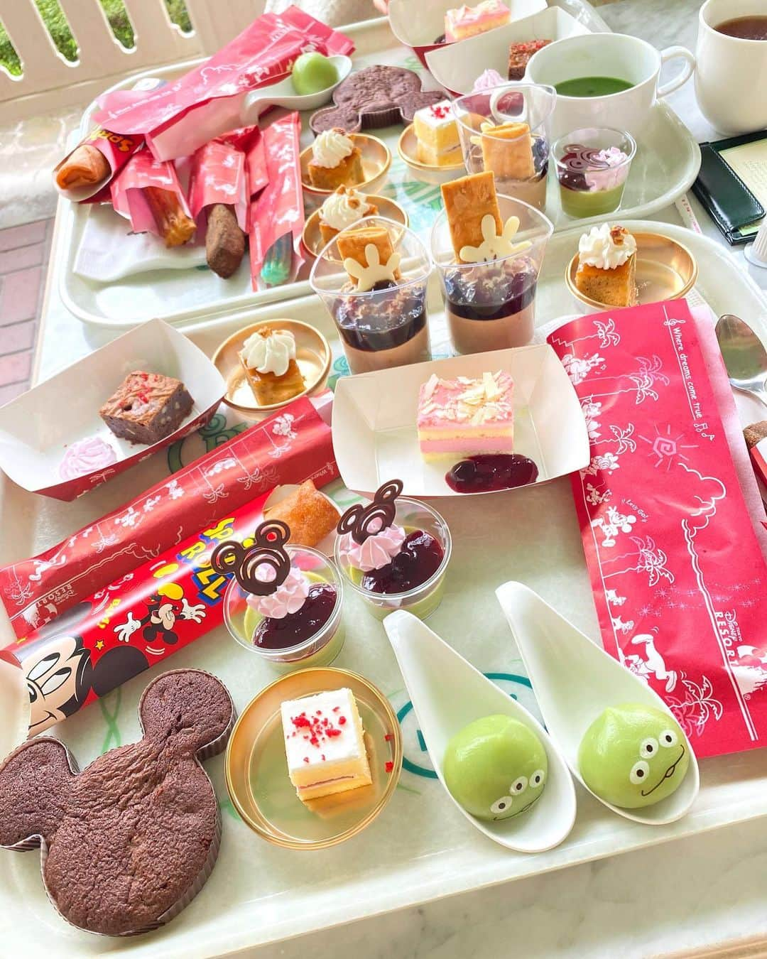 込山榛香さんのインスタグラム写真 - (込山榛香Instagram)「念願の #クリスタルパレスレストラン 🍰🧁﻿ ﻿ ﻿ 選ぶのも、食べるのも楽しかったな〜✨﻿ ﻿ ﻿ 全く予約取れなくて、悲しんでたんですけど…﻿ テラス席ならと当日の店頭予約で入れました🥺﻿ ﻿ ﻿ （ランドに入ったらまずはクリスタルパレスで﻿ 店頭予約出来るか確認してみるのがオススメです🍴）﻿ ﻿ ﻿ ﻿ #ディズニーランド #ディズニー #Komiディズニー﻿ #過去写真 #過去pic」1月15日 22時46分 - komiharu_official