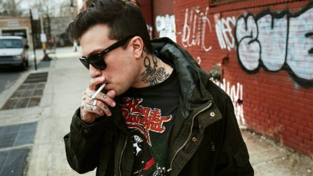 Kerrang!さんのインスタグラム写真 - (Kerrang!Instagram)「“I’d like to think my confidence has grown exponentially as an artist, but you still have those moments of self-doubt.” Frank Iero talks the art of songwriting, his solo band The Future Violents, and brilliant new EP Heaven Is A Place, This Is A Place. Read more now at the link in our bio 🔗 ⠀⠀⠀⠀⠀⠀⠀⠀⠀ @frankieromustdie #kerrang #kerrangmagazine #frankiero #thefutureviolents #heavenisaplacethisisaplace」1月15日 22時55分 - kerrangmagazine_