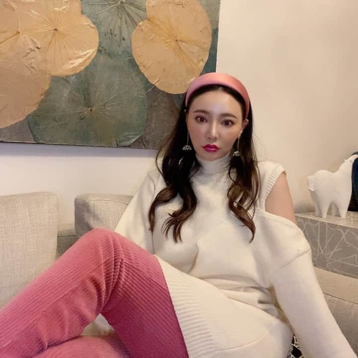 クリスティン・ウェイのインスタグラム：「#ootd #cwfashion  #christinewei #クリスティンウェイ #valmuer #ヴェルムーア #fashiongram #fashionista #knitwear #valmuer #ヴェルムーア #fashiongram #fashionista」