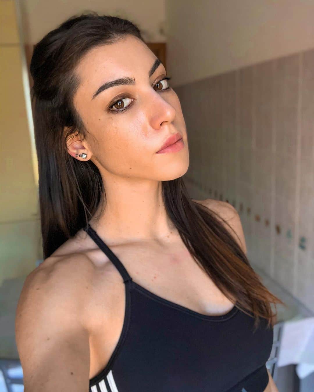 アレシア・パヴェーゼのインスタグラム：「Selfie 🤳🏼  #makeup #shootingday」