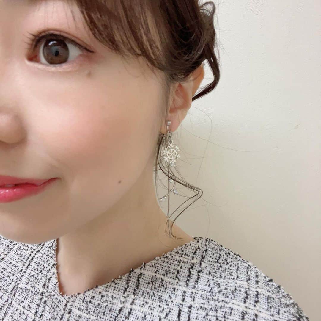 のインスタグラム：「毎週土曜日の﻿ 正午からは #MBCテレビ #週刊1チャンネル﻿ 1時半から #MBCラジオ #青たく です📺📻🎶﻿ ﻿ あすもよろしくお願い致します✨✨﻿ ﻿ 写真は先週の週刊1チャンネルのものです📸﻿ ﻿ ヘアメイクは［noubl］徳永さん🎀﻿@noubl_took﻿ ﻿ イヤリングは @soeurmam #スールマム さん💍  先週は雪のイヤリングでした❄️﻿ ﻿ いつもありがとうございます✨」