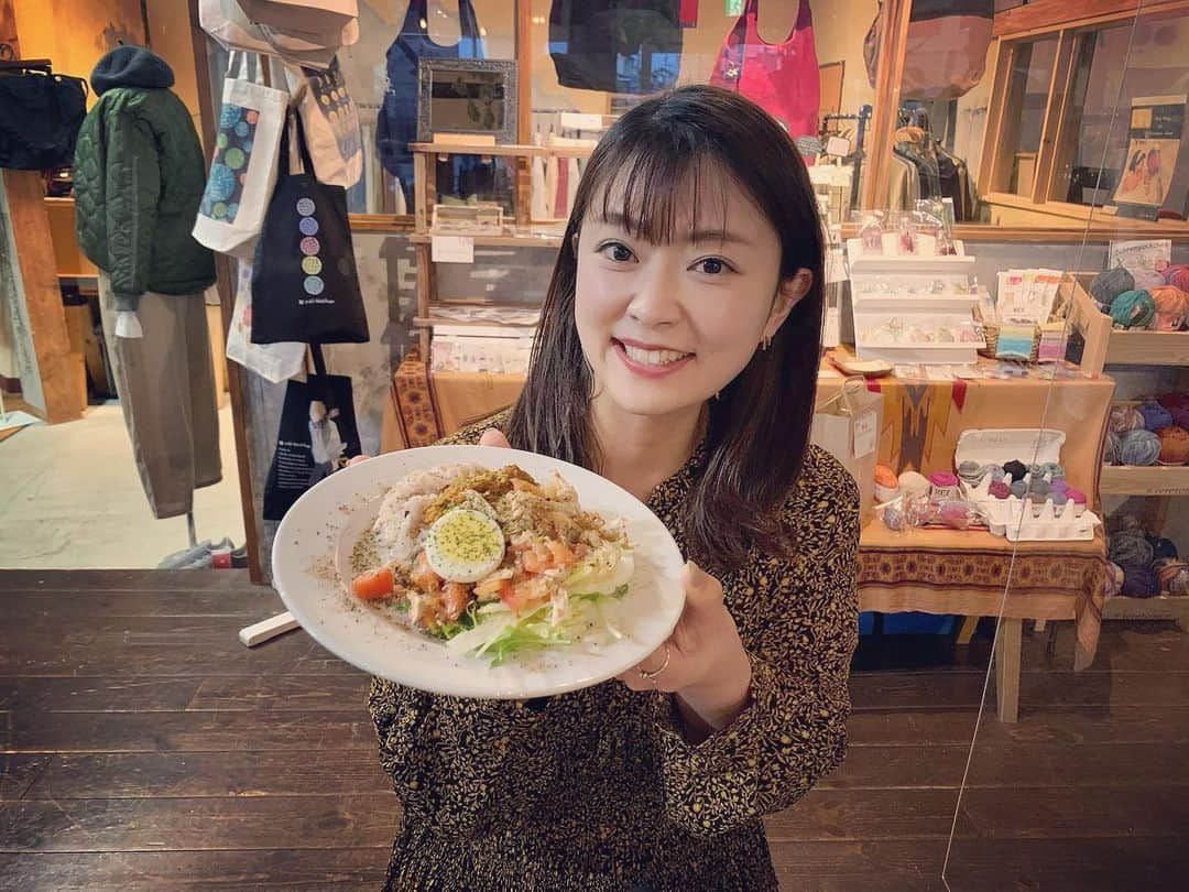 常盤よしこのインスタグラム：「キーマカレー美味しかった😋 コインランドリーなのに 色んなお店があるょ👻 椅子の専門店とか 観葉植物屋さん お洋服屋さん それからカフェ 今日の#てれビタ 中継でした☘️  #金曜中継 #熊本カフェ  #キーマカレー #ランドリーラウンジ #熊本コインランドリー #kkt #kktてれビタ」