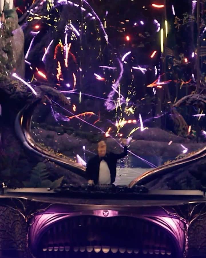 Armin Van Buurenのインスタグラム：「To end 2020 on a high note despite all the lockdown struggles, I set out to celebrate the end of the year together with the people of tomorrow. You can listen to my New Year's Eve live set for @Tomorrowland via your favorite streaming service to relive this wonderful moment. Let's raise a glass to making 2021 the best year yet! #linkinbio #tomorrowland」