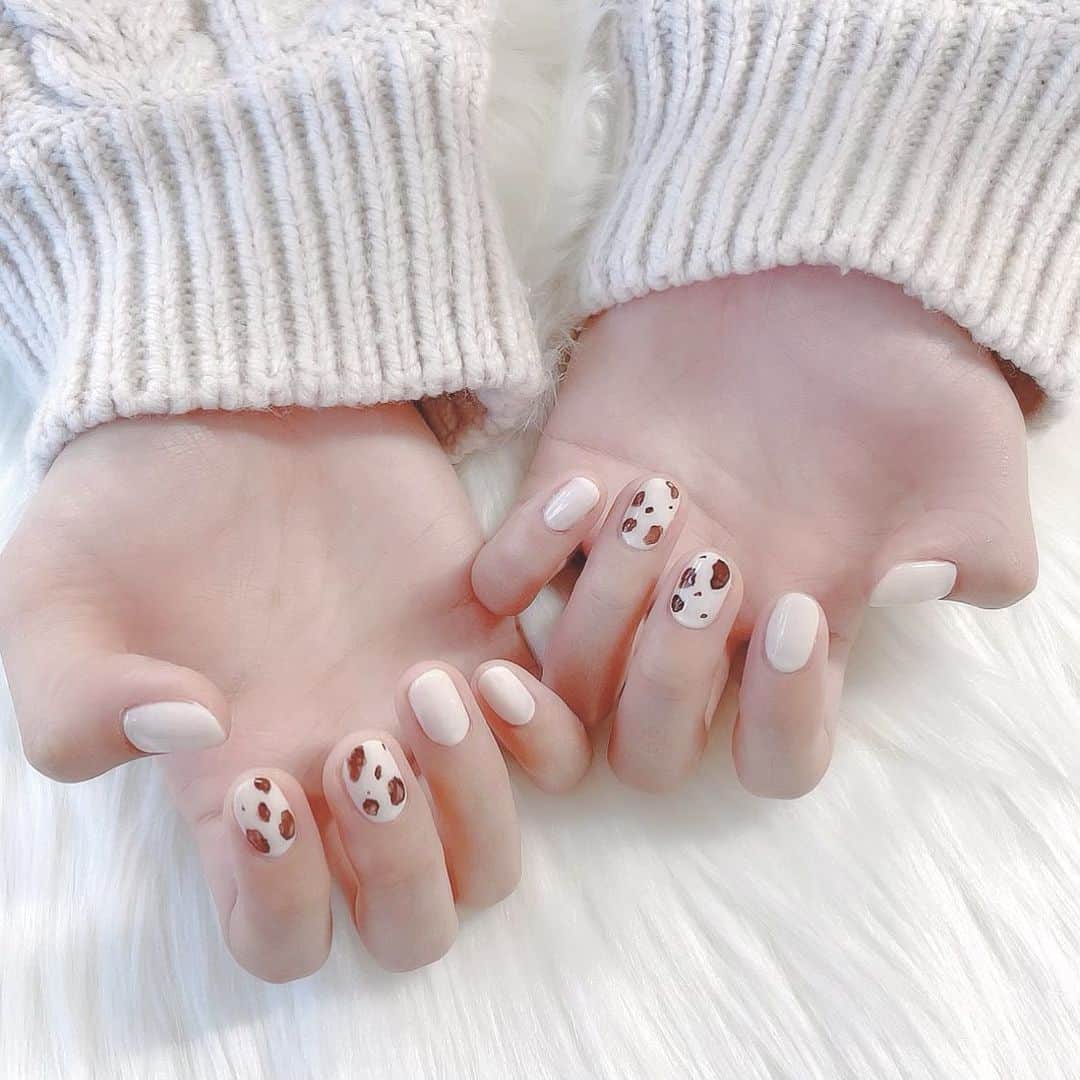 愛内みさのインスタグラム：「🥛 ニュアンス牛🐄 インクネイルでシンプルだけど今時っぽく♡ ・ ・ いつも会うとお互いがんばろうね、 って目標に向かって語り合ってる..☺️💕 @azumimo129  ・ ・ ୨୧┈┈┈┈┈┈┈┈┈┈┈┈┈┈┈┈┈┈  表参道徒歩5分のネイルサロン Accueil unautre ・ ◼︎平日　11:00〜21:00 ◼︎土日祝　11:00〜19:00 ・ ▫︎パラジェル追加料金なし ▫︎ 大人可愛いネイルサンプル700種以上！ ▫︎ カラーは300色以上からお選びいただけます。 ・ ご予約はDMからお問い合わせください❁ ・ ・ ・ #インクネイル #表参道ネイル #牛ネイル #控えめニュアンスネイル」
