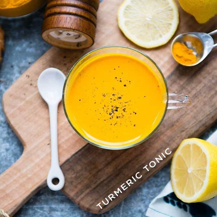 Simple Green Smoothiesさんのインスタグラム写真 - (Simple Green SmoothiesInstagram)「Meet our mood boosting, inflammation buster TURMERIC TONIC! 🍋 With over 3,000 studies in the past 25 years turmeric continues to prove it's a rawkstar when it comes to its anti-inflammatory + immune-supportive effects. ⁠⠀ ⁠⠀ That's why you'll find this simple tonic in our Thrive Winter Reset daily routine. ⁠⠀ ⁠⠀ TURMERIC TONIC I serves one⁠⠀ 8 ounces (230mL) very hot water⁠⠀ 1 tablespoon coconut oil⁠⠀ 1 tablespoon fresh squeezed lemon juice⁠⠀ 1/2 teaspoon ground turmeric⁠⠀ 1/4 teaspoon freshly ground black pepper⁠⠀ 1 teaspoon (5ml) honey⁠⠀ ⁠⠀ 1. Combine ingredients in a glass or mug.⁠⠀ 2. Let stand for 2–3 minutes, then drink.⁠⠀ ⁠⠀ Click @simplegreensmoothies for the full recipe, and don't forget to join our live community reset beginning January 25th! ⁠⠀ ⁠⠀ https://simplegreensmoothies.com/recipes/turmeric-tea」1月15日 23時05分 - simplegreensmoothies