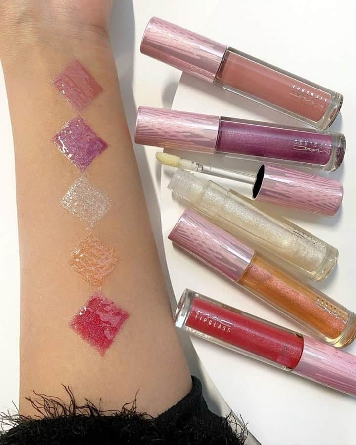 M·A·C Cosmetics BRさんのインスタグラム写真 - (M·A·C Cosmetics BRInstagram)「Experimente o verdadeiro brilho do verão com cinco tons exclusivos do gloss da coleção de edição limitada #FrostedFirework. Use sozinho ou aplique sobre o seu batom favorito e tenha lábios ultra brilhantes e macios! ✨  Tons da foto: Break The Ice, Spark Joy!, Twinsies, Snow In Love e Set Me Off.  Aproveite o mês de janeiro e compre produtos com 20%, 30% e 40% OFF em nossas lojas ou em maccosmetics.com.br.  #Regram @maccosmeticschile #MACGoodByes #MACAnoNovoLookNovo #lipglass #gloss #labios #make」1月15日 22時58分 - maccosmeticsbrasil