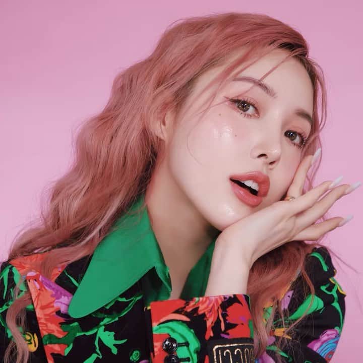 ポニーのインスタグラム：「#광고  Pink is my color for 2021 so I couldn't resist creating a look with these gorgeous products from #GucciBeauty 💕 My favorite is the face gloss [Éclat De Beauté Effet Lumière], because of how multi-functional it can be! PS, I even used it for my hair for this look! @guccibeauty」