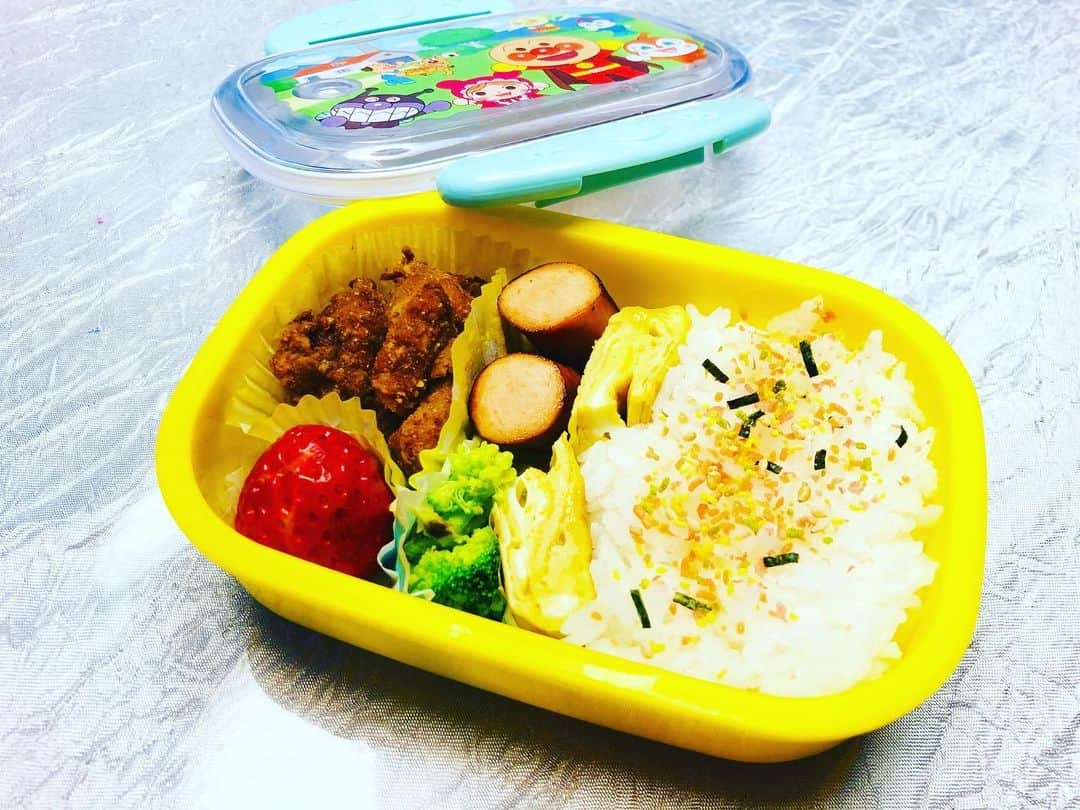 平愛梨さんのインスタグラム写真 - (平愛梨Instagram)「毎回似たようなお弁当😅  ふりかけって食べる時にかけるか⁈ お弁当作り終えた時にかけていいものか? 迷う😢 #平飯#バンビーノ#お弁当#ごはん記録」1月15日 22時58分 - harikiri_tairi