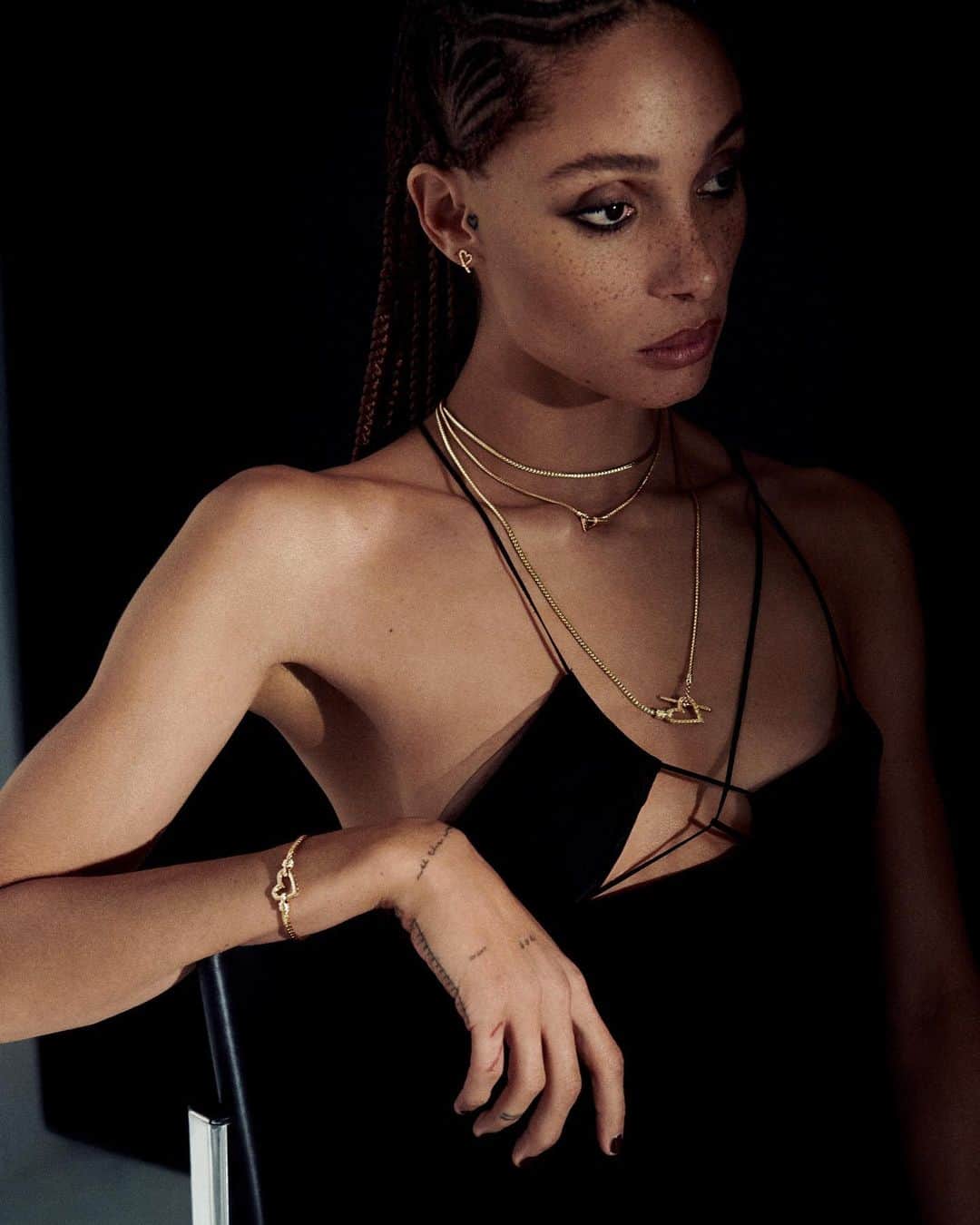 ジョン ハーディーのインスタグラム：「The Mad Love collection is a love letter to the journey of passionately accepting yourself. Now live—link in bio.  #JohnHardy @adwoaaboah #WithMadLove」