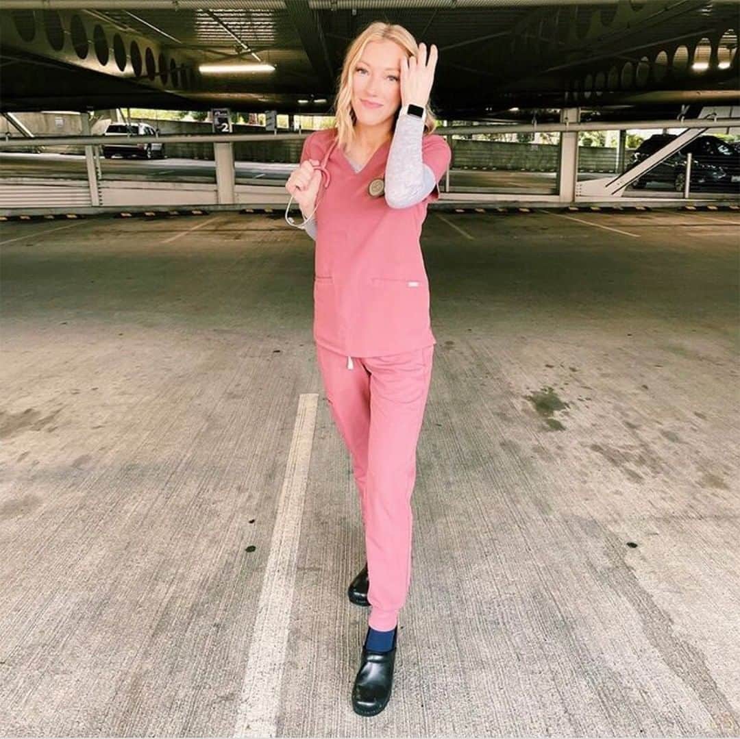 ダンスコのインスタグラム：「Let us treat you to something new! 1) Nominate a nurse or healthcare worker by tagging them in the comments. 2) Make sure you’re following @dansko on Instagram. Dansko has been proud to support nurses and healthcare workers throughout their journey, and through our donation efforts over the past months. This year, we are celebrating nurses and healthcare workers all year long! #Giveaway Rules: Giveaway runs 01/15/21 at 9:00 AM EST - 01/17/21 at 11:59 PM EST. No purchase necessary. One winner will be randomly selected and will be notified via DM. Verification that the winner is a nurse or healthcare worker may be required in the form of a nurse’s badge or ID. Winner will win one pair of Dansko shoes from the current collection with a total estimated retail value of $150 each. Giveaway not associated with Instagram. Full terms and conditions at the link in the bio.」