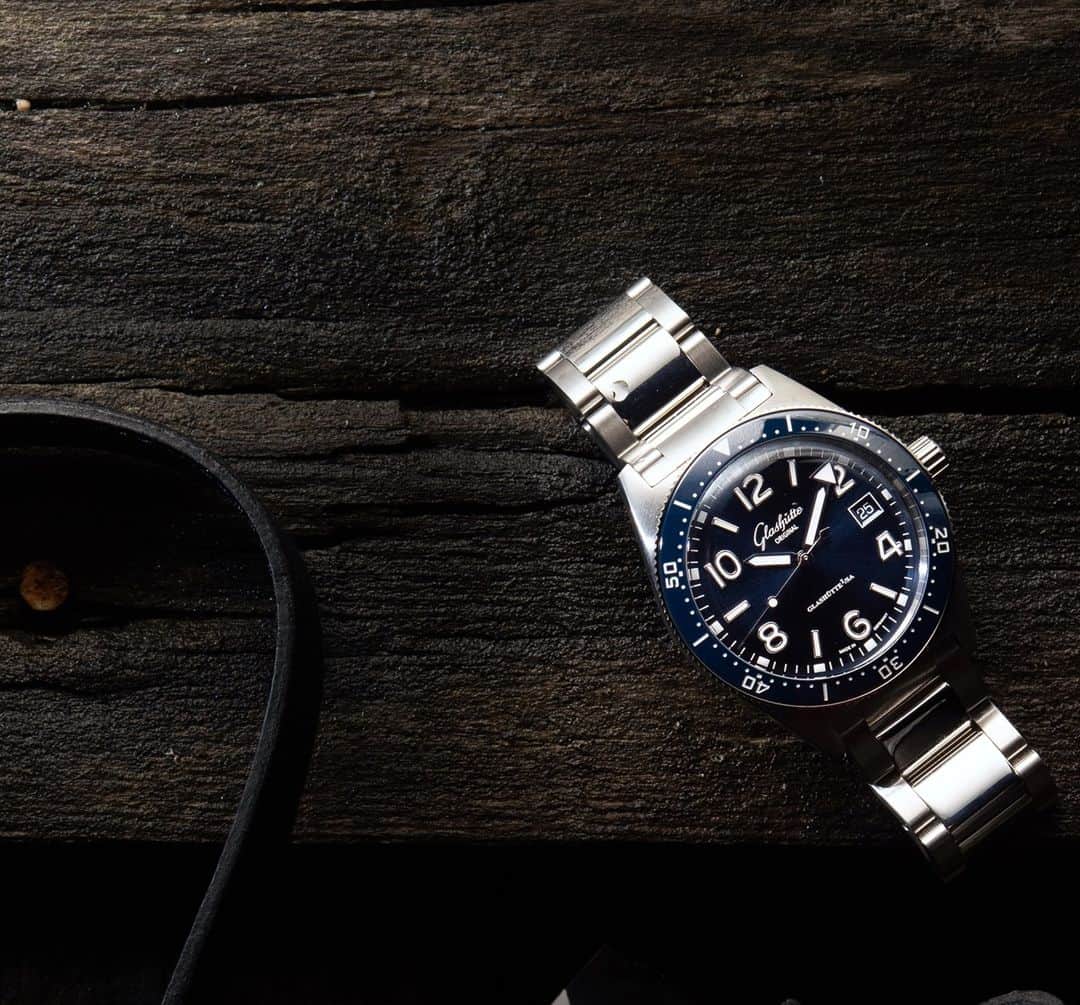 グラスヒュッテさんのインスタグラム写真 - (グラスヒュッテInstagram)「Cool steel and intense blue⁠ ⁠ Every glance at the galvanic blue dial of the SeaQ is an invitation to dream of the vast expanse of the ocean.⁠ ⁠ #GlashütteOriginal #GlashuetteOriginal #SeaQ #watchmaking #watchmakingart #madeingermany #wotd #watchesofinstagram #bluedial #blue #diverswatch #divewatch⁠」1月15日 23時01分 - glashuetteoriginal
