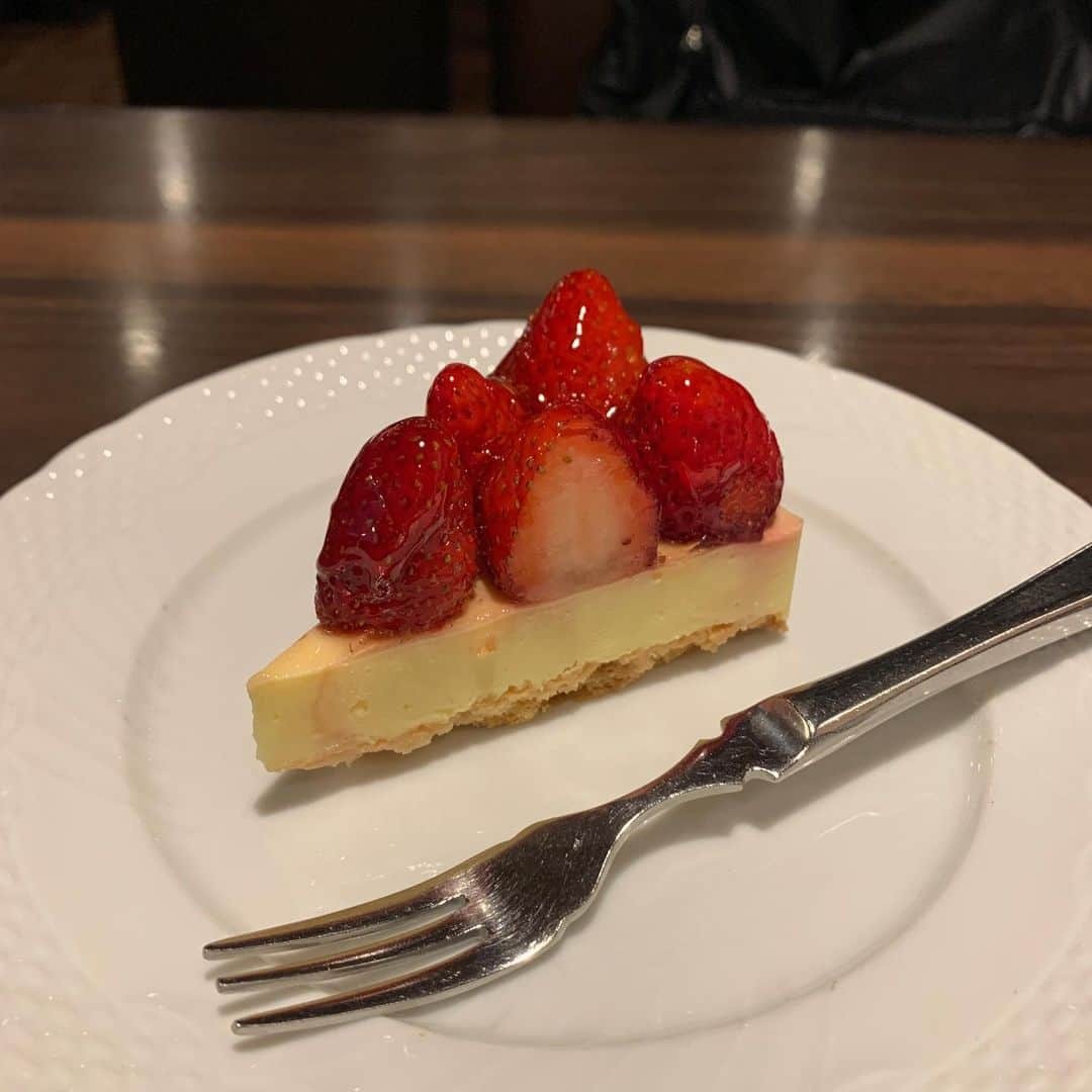 福井晶一さんのインスタグラム写真 - (福井晶一Instagram)「1月15日は「いちごの日」という事で🍓  早くいちご狩り行きたいなぁ〜 (前に行った時の写真)  今日は苺のチーズケーキで我慢…  よく「どこ目指してんの」と言われますがインスタは自分が好きなものを載せてるだけです。笑  #いちごの日 #いちご狩り #いちごのチーズケーキ #松井ファーム」1月15日 23時01分 - shoichi.fukui