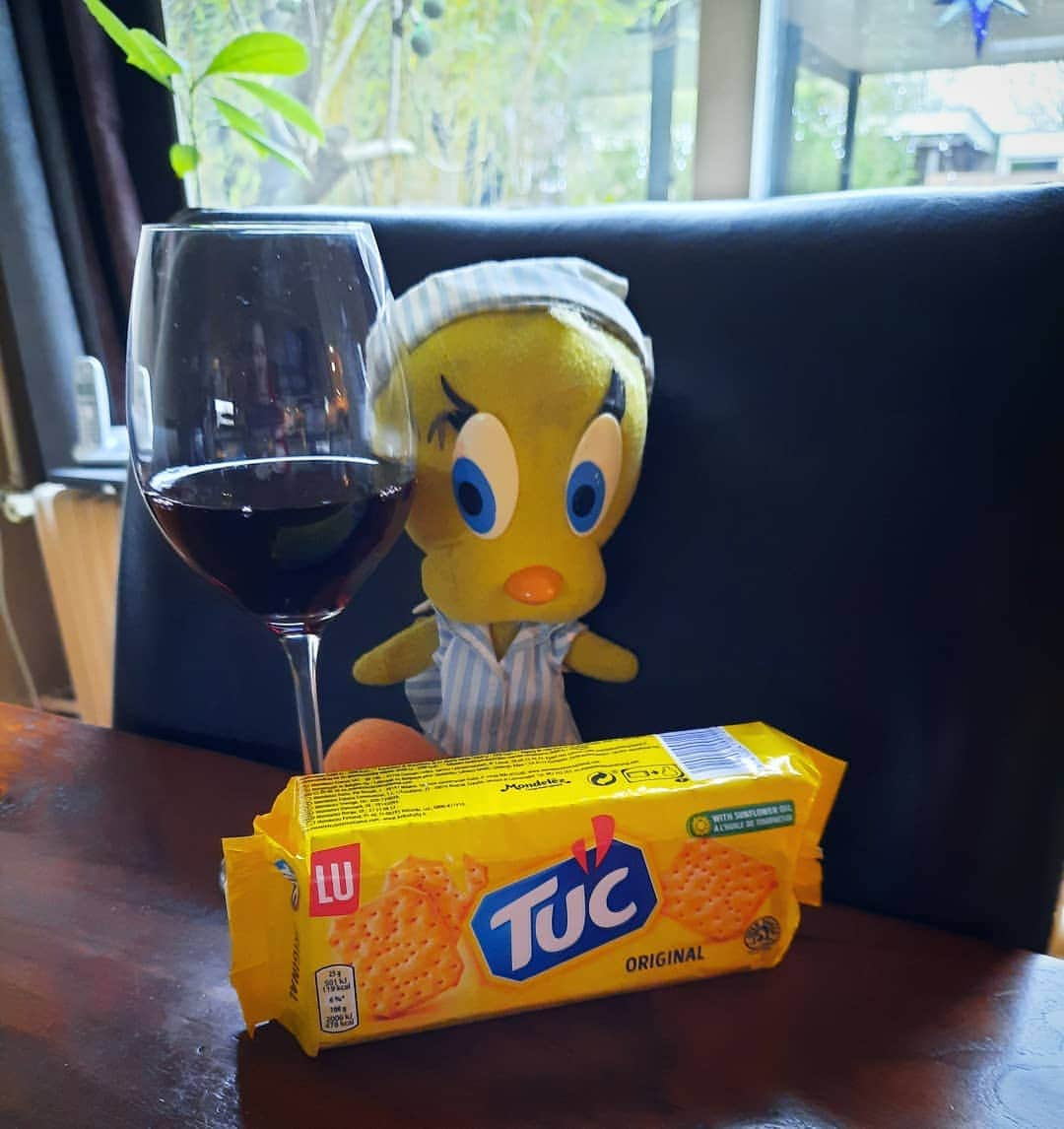 Little Yellow Birdさんのインスタグラム写真 - (Little Yellow BirdInstagram)「Have a great Friday, my friends!  #littleyellowbird #tweety #tweetykweelapis #adventures #yellow #bird #weekend #friday #tgif #happyhour #cheers #proost #wine #redwine #tuc #snack #stuffedanimalsofinstagram #plushiesofinstagram」1月15日 23時02分 - tweetykweelapis