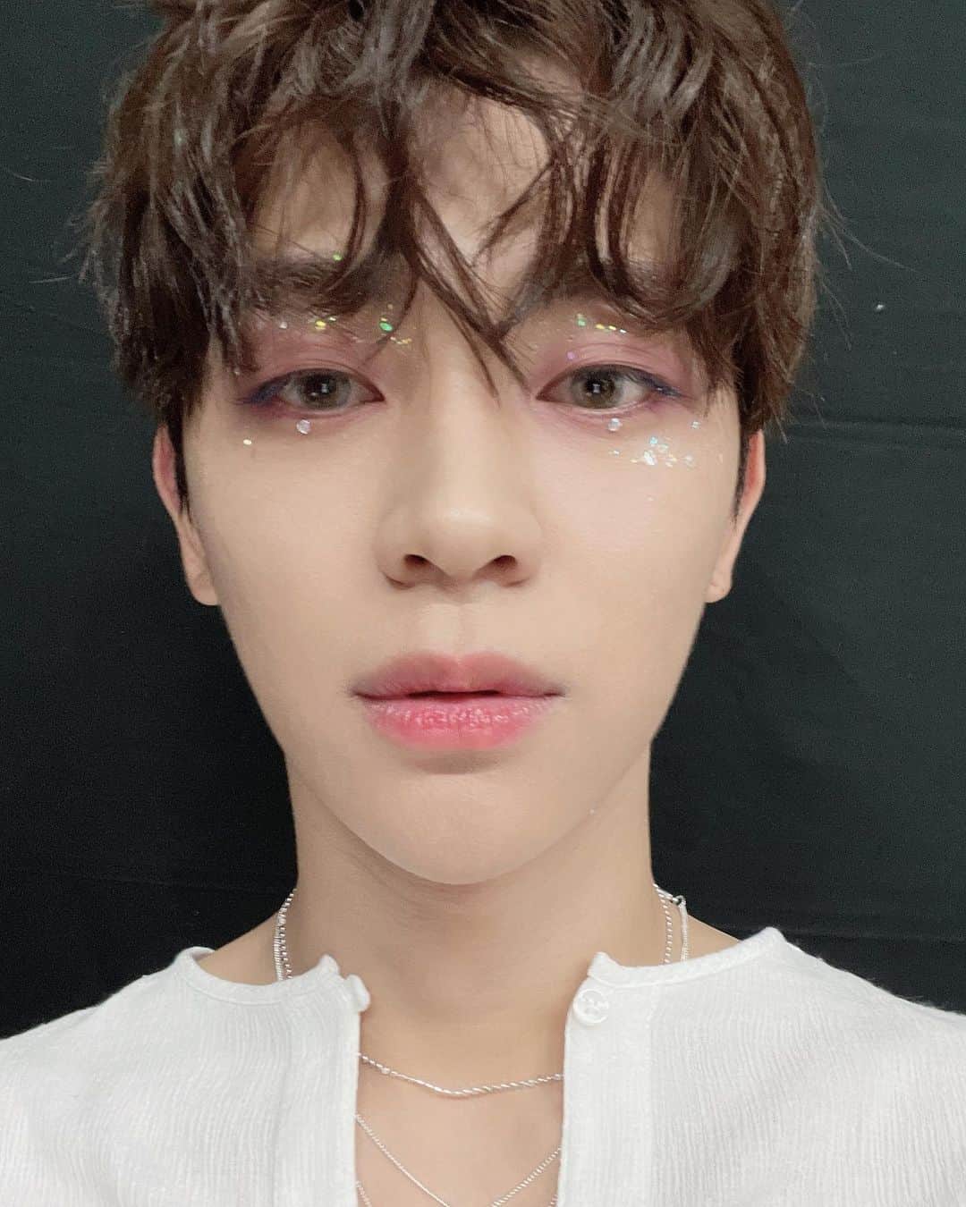 オウンのインスタグラム：「어-스 여러분들 덕분에 행복한 생일 보냈습니다! 이번 해도 행복한 한해 됩시다! 감사합니다! goodnight🙏🏻  ア-スのみなさんのおかげさまでヨンフンのしあわせおたんぞうびになりました。ありがとうございます！ことしもシアワセになりましょ！！goodnight🙏🏻」