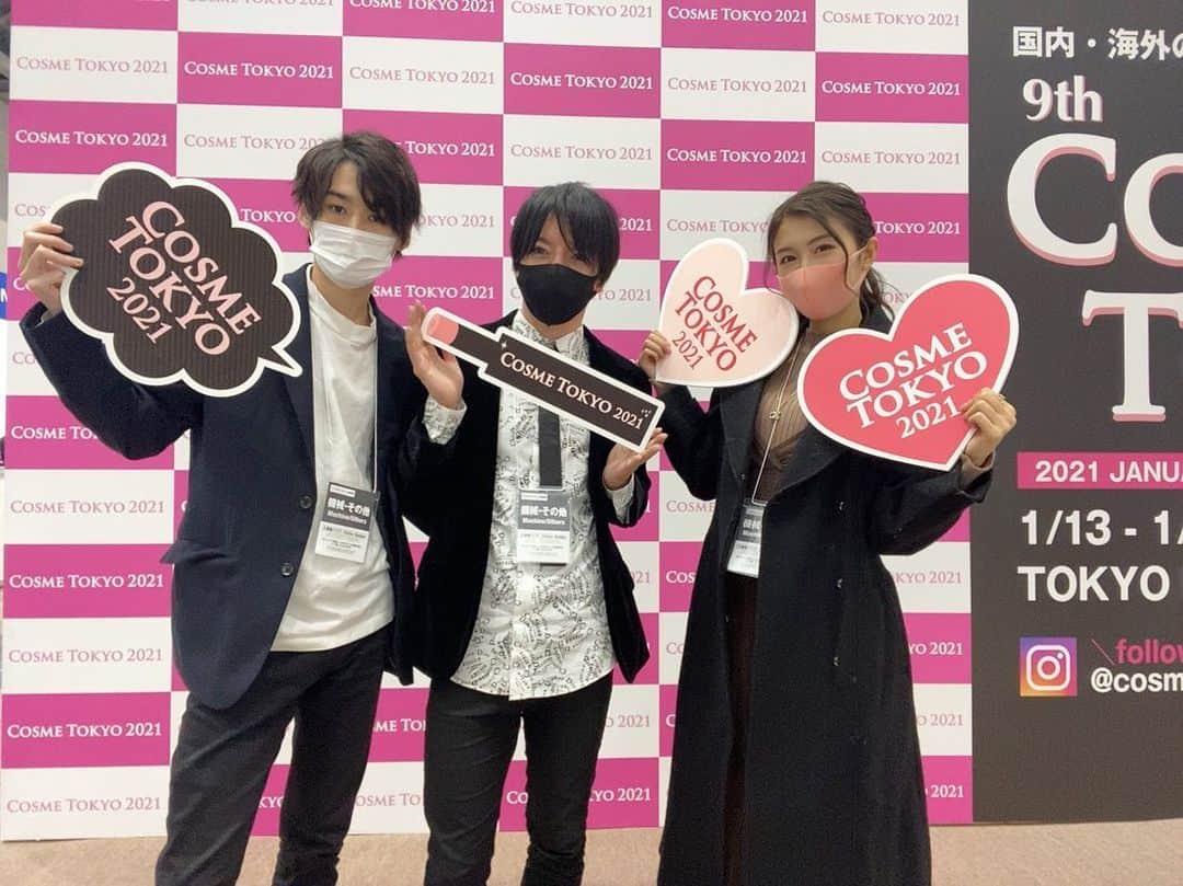 麻衣愛のインスタグラム：「💄COSME TOKYO 2021💄 . . 撮影で行ってきました!! 会場がとても広くて全部はまわりきれなかったけれど、美容大好きなわたしにとって360℃が興味あるもので溢れていてとても素敵な空間でした☺️💗 . . フォーカスネオさんのHIFUも体験させてもらって即効性がすごかったです👀!!（体験でHIFUを全顔しっかりやってもらえるのすごすぎ😹👏） . . 他にもたくさんのスタッフさんに美容器具、美容体験させていただき美容で溢れた空気を吸って幸せな時間を過ごせました💕みな様、ありがとうございました😹🙏お疲れ様でした!! #cosmetokyo #cosmetokyo2021 #cosme #makeup #make #beauty #hifu #美顔器 #美容 #美容day #東京ビックサイト #コスメ #メイク #ハイフ #ビューティー #美容時間 #女子力 #女子力アップ」