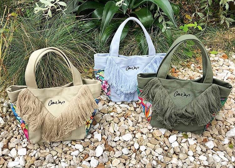 ラレイアのインスタグラム：「🌴 お買い物マラソンは今夜1:59まで！ 残り時間わずかとなりました😳💦 ・ マラソン限定🧡 Vフリンジミニトートが1,000円OFF😍✨ ・ シーズン問わず使えるので ぜひお得な今GETしてくださいね💓 ・ ・ ・ ---La Leia Precious Life(ラレイア)--- @laleia_official ・ 楽天市場店 https://www.rakuten.co.jp/laleia-p-life/ ・ ・ ・ #art#hawaii#aloha#surf#beach#laleia#ハワイ#フォトジェニック#インスタ映え#インスタ女子#アロハ#ビーチ#海を感じる雑貨#ラレイア#アート#ビーチガール#サーフスタイル#大人カジュアル#コリーンウィルコックス#ギフト#プレゼント#お買い物マラソン #楽天 #colleenwilcox #トートバッグ」