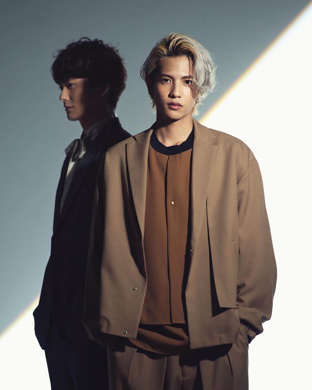 長山一樹のインスタグラム：「映画「さんかく窓の外側は夜」の特集ページにて岡田将生さんと志尊淳さんを撮影させていただきました。最新号のananより。  anan #岡田将生 #志尊淳  #さんかく窓の外側は夜  照明 @kazuhidetoya  #photography #portrait #hasselblad #h6d #kazukinagayama #長山一樹 #ポートレート #中判カメラ」