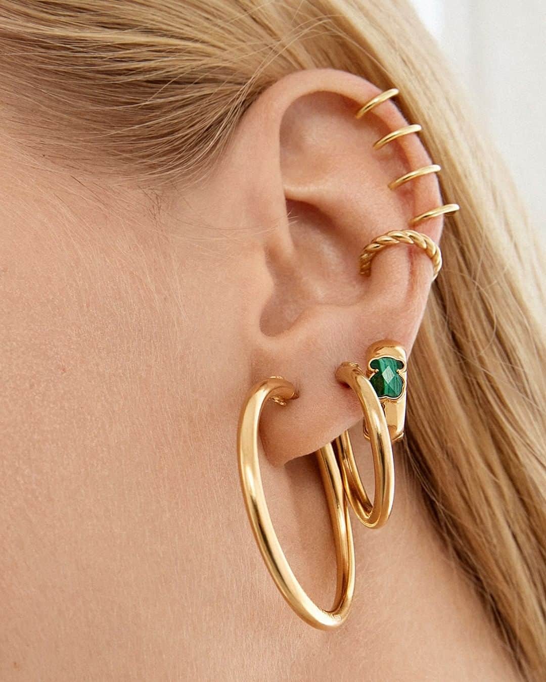 トウスのインスタグラム：「Whatever your style and preference. You'll find the perfect combo for you: hoops, pendants, sparkle color… The choices are never ending!  #StayTender #TOUSJewelry #TOUSLovers」