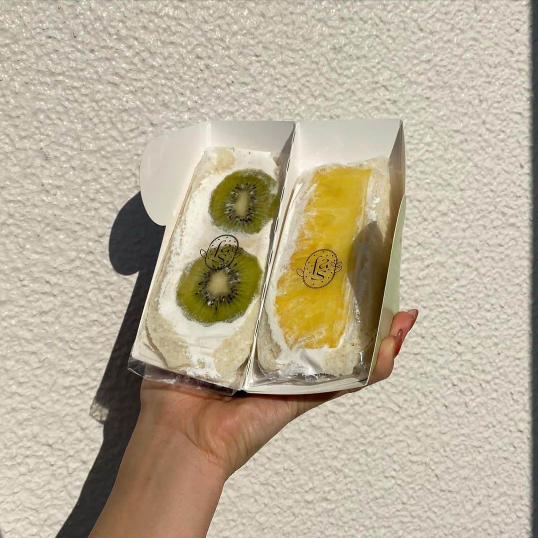 長澤メイのインスタグラム：「🍌🍒🥝🍊🍓 ビーガンの人も楽しめる ビーガンフルーツサンド！  なんと愛知県岡崎市の フルーツに愛知県民のメイは 嬉しかった☺️💓」
