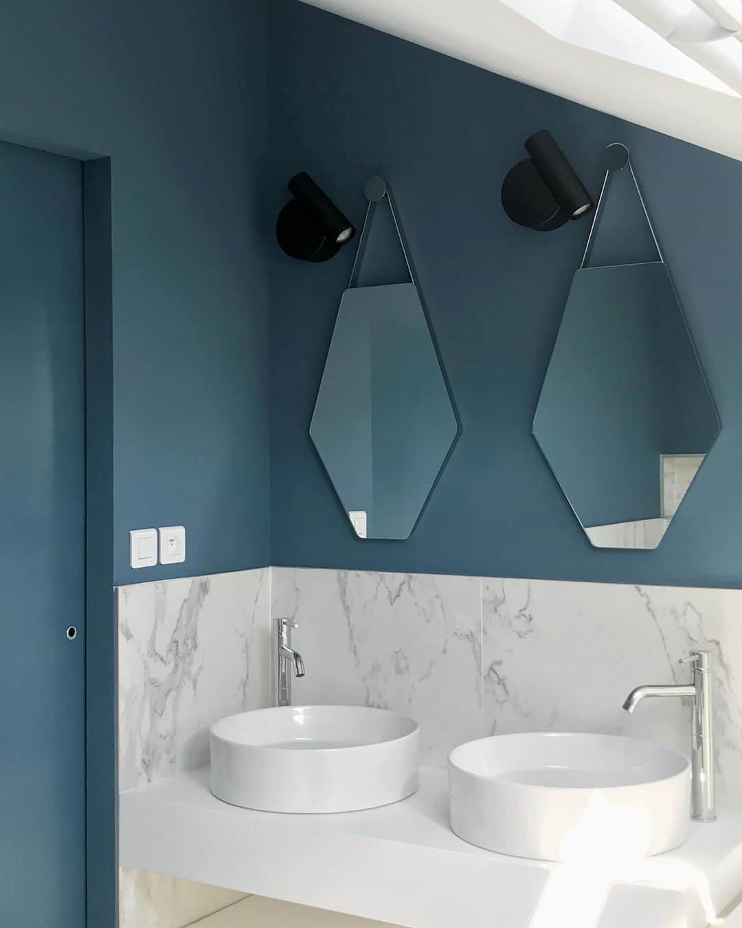 Ligne Rosetさんのインスタグラム写真 - (Ligne RosetInstagram)「Seeing double.⁠⠀ ⁠⠀ Mon Beau Miroir, designed by Michael Koenig, is so beautiful that it’s hard to just have one. ⁠⠀ ⁠⠀ Also featured: our Mani adjustable wall lights by @numero_111.⁠⠀ ⁠⠀ 📸 And interior design: @akainterieurs⁠⠀ ⁠⠀」1月15日 23時07分 - ligneroset