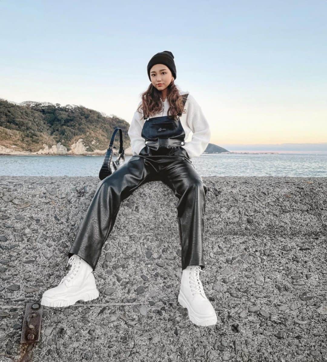 のインスタグラム：「🌊🤍  #fashion#code#coordinate#ootd#overall#オーバーオール#ザラ#ダウンコーデ#レザー#低身長コーデ #プチプラコーデ#冬コーデ#コーデ紹介#l4l」