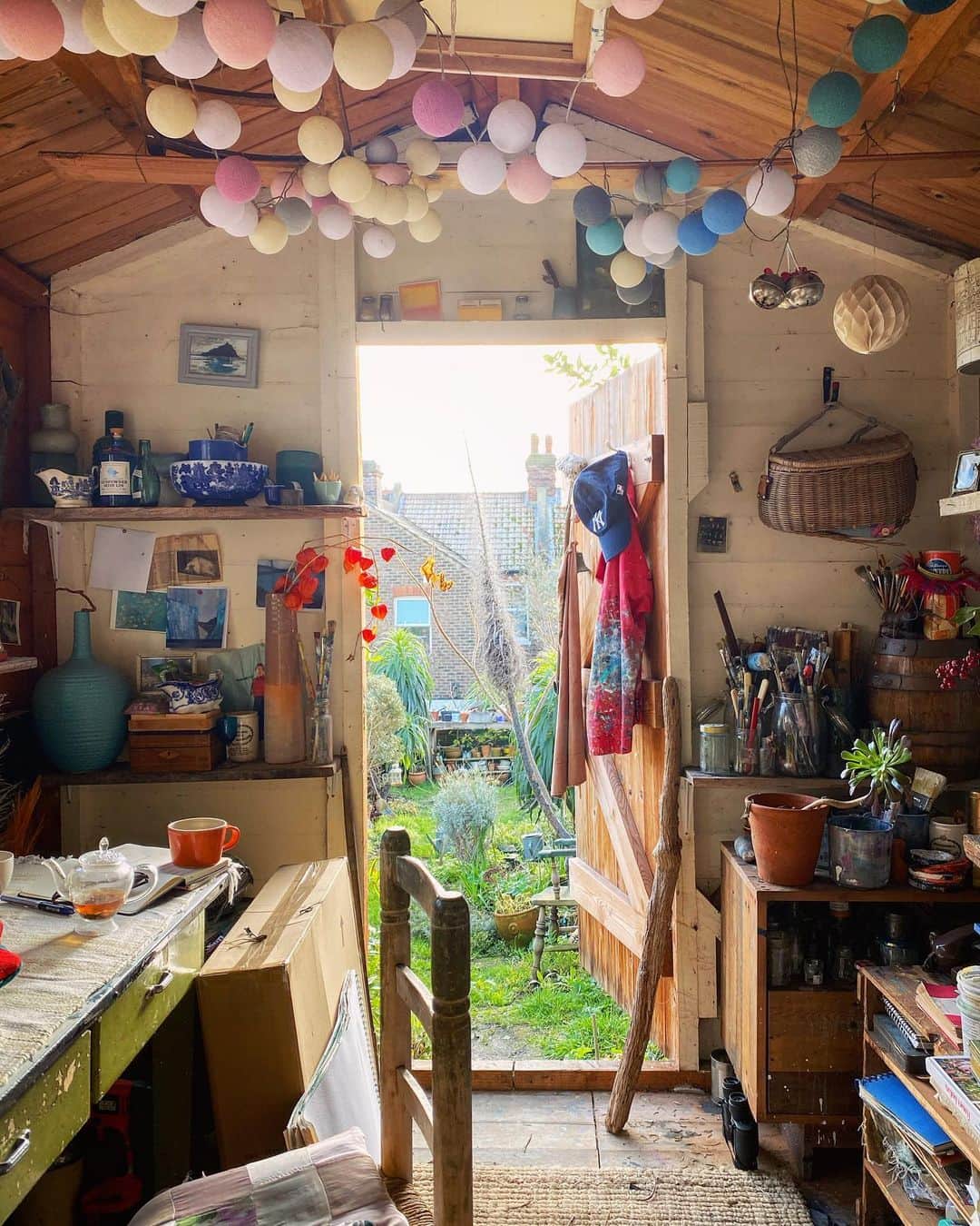 Tea and sittingのインスタグラム：「In the shed to try and recalibrate/reboot my head into some sort of action...it’s not quite the same in here without The Cheeks with me ; I made a hot water bottle to keep me company but it doesn’t purr...and then, literally as I was writing this, I looked up and saw a lovely cat visitor staring at me 🥰 ( swipe across to see )  #5ftinfshed」
