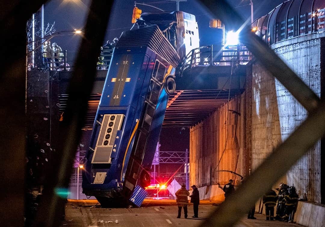 NBC Newsさんのインスタグラム写真 - (NBC NewsInstagram)「Eight people were injured after a tandem city bus crashed and was left hanging off a NYC overpass Thursday night. Tap the link in our bio to read more.⁠ ⁠ 📷 Craig Ruttle / @apnews」1月15日 23時08分 - nbcnews