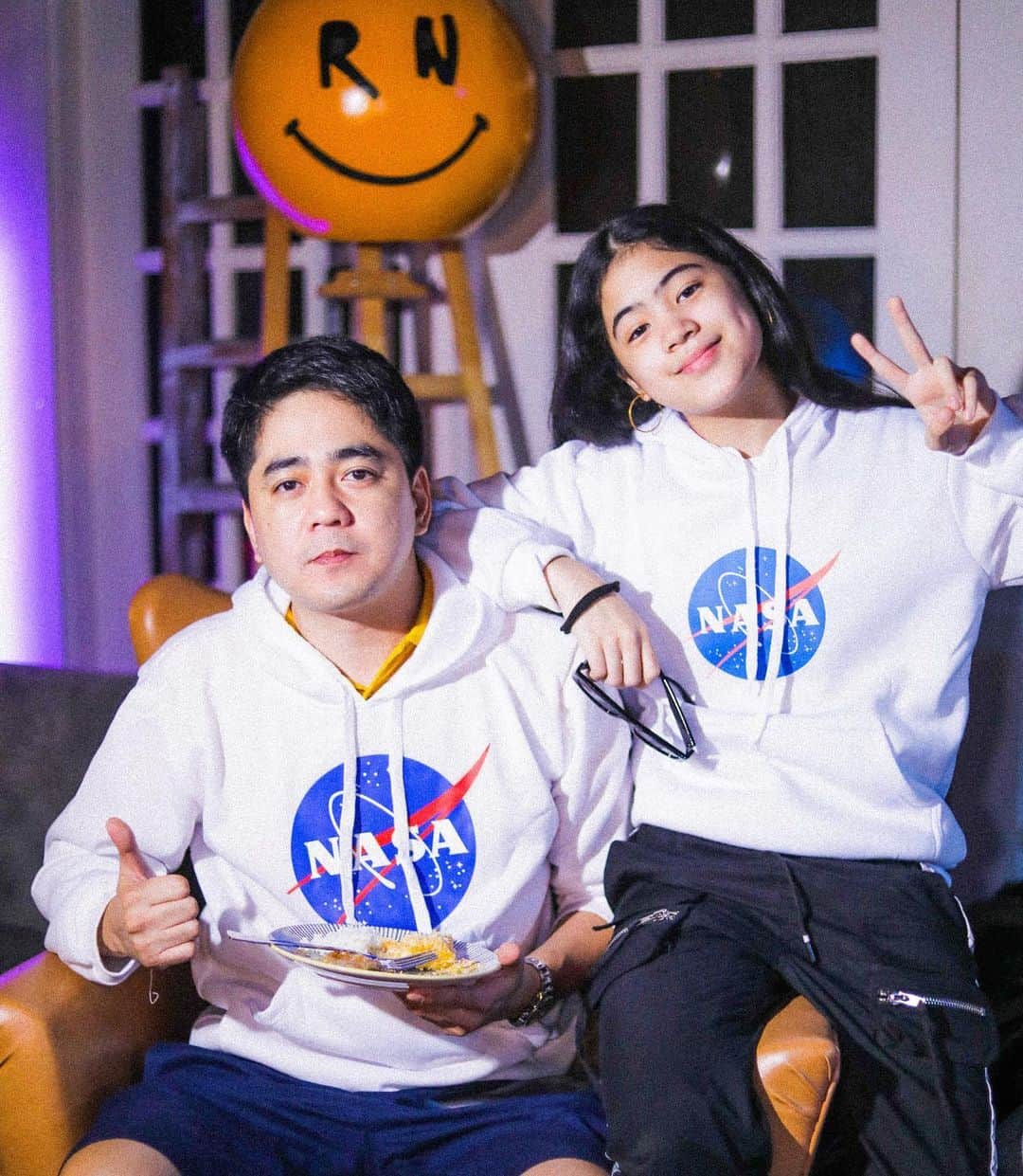Niana Guerreroのインスタグラム：「happy birthday to the coolest dad 🥳 hope u enjoyed your SPACEial day hahaha 🤣 thank you for everything! i love you to the moon and back 🚀🌕🔭」