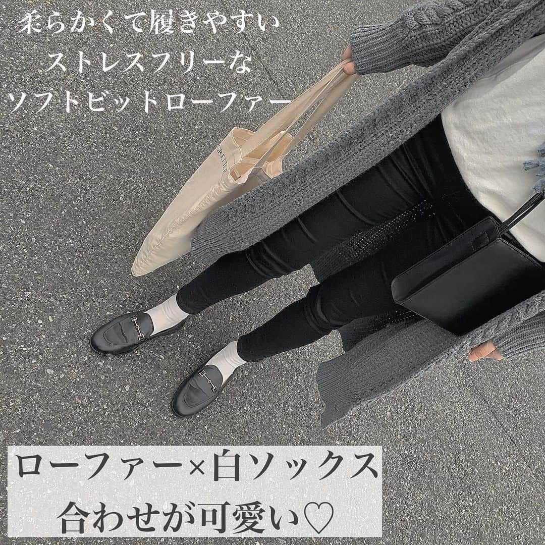 kaorinさんのインスタグラム写真 - (kaorinInstagram)「@tukn_official の #ソフトビットローファー ✨ ・ ローファーって硬めだと靴擦れになってしまったりが心配なんですが、このローファーは本当柔らかくって履きやすい♡ ・ 中敷もふわふわでストレスフリーなんです🥺💕 ・ 白ソックス×ローファーの組み合わせが大好き🥰 ・ シンプルコーデでもこなれ感が出てオススメです✨ ・ カラーはブラックにしたけど、ブラウンもアイボリーも可愛くて迷った🥺 ・ 楽天お買い物マラソン期間は1000円OFFになるみたい‼︎♡ ・ 楽天マラソンももうすぐ終わってしまうから駆け込み急げ〜💨♡ ・ ストーリーにURL貼っておきます❣️ ・ ・ #tukn #トゥクン#トゥクンなまいにち #ソフトビットローファー#pr#足元倶楽部 #足元くら部#大人カジュアル#ファッション#コーデ#コーディネート#ママコーデ#ママファッション#coordinate#fashion#ootd#outfit#instafashion」1月15日 23時12分 - kaorinnnhyrk