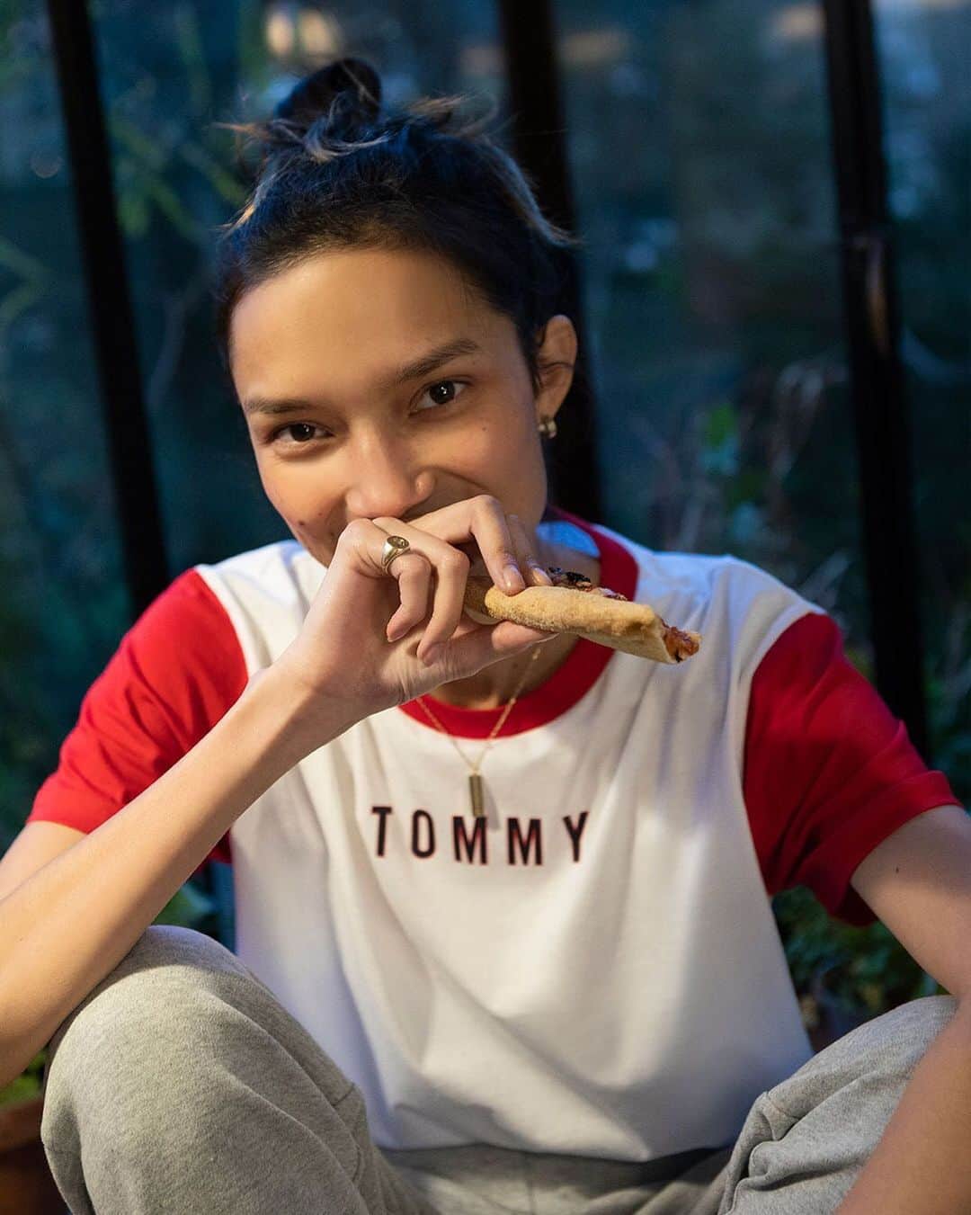 Tommy Hilfigerさんのインスタグラム写真 - (Tommy HilfigerInstagram)「We’ll learn to be a better cook this year. But first, pizza. #NewYearNewTommy #TommyHilfiger」1月15日 23時14分 - tommyhilfiger