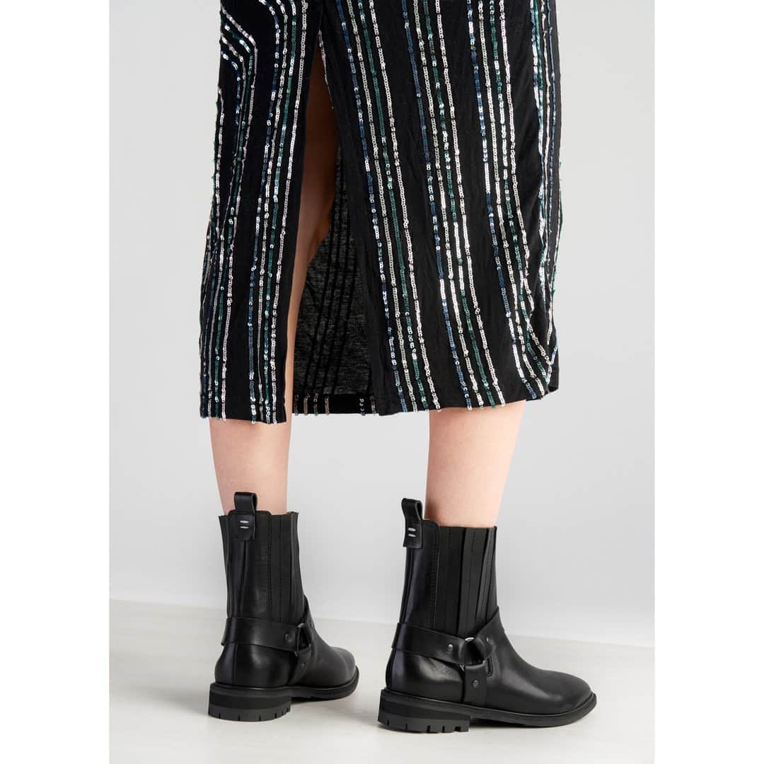 テーリポルキのインスタグラム：「Weekend ready! Artur stirrup boots now on sale! 🖤⠀⠀⠀⠀⠀⠀⠀⠀⠀ ⠀⠀⠀⠀⠀⠀⠀⠀⠀ #TERHIPÖLKKI #terhipölkkistore #finnishdesign #sustainable #footwear #shoes #boots #sale」