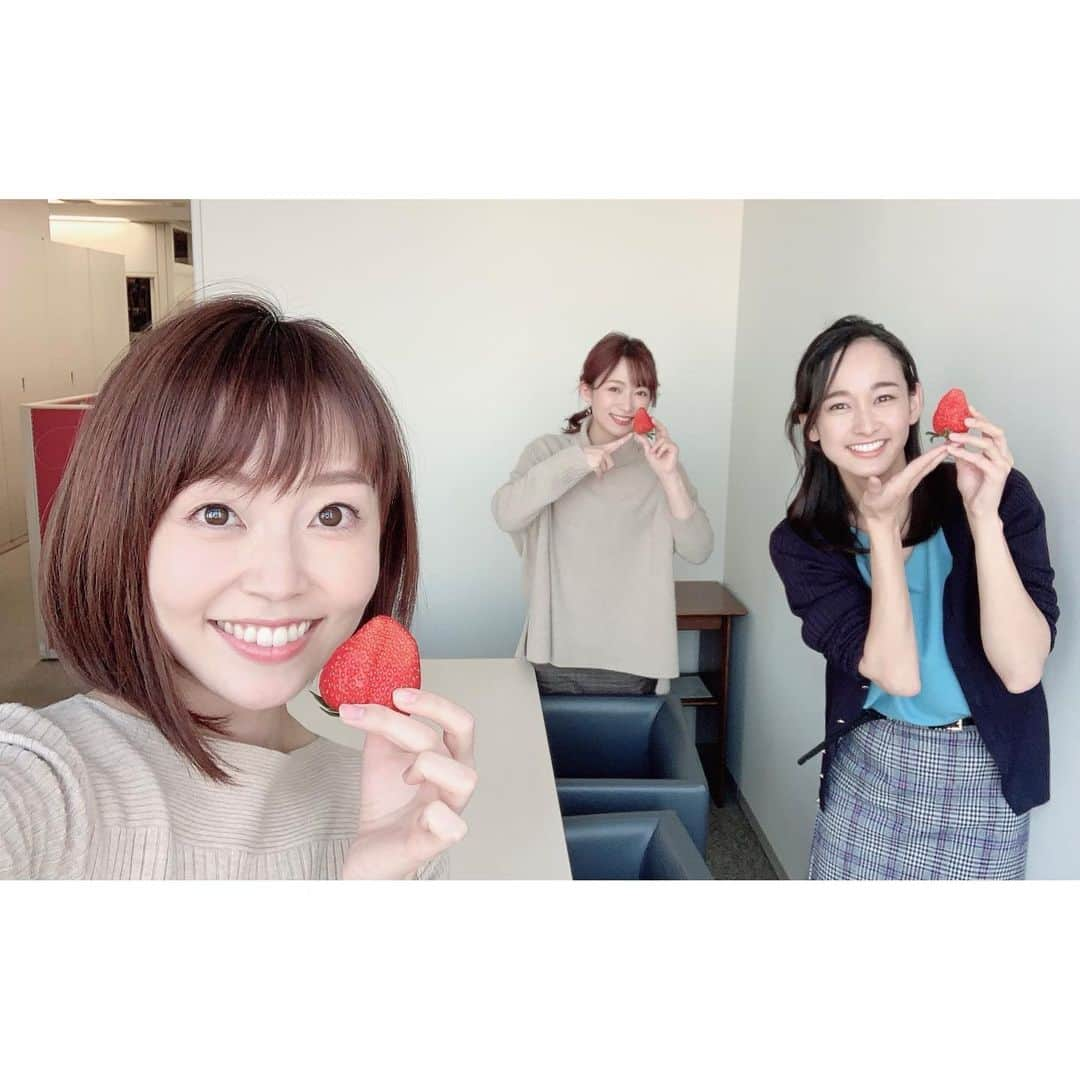 恒川英里さんのインスタグラム写真 - (恒川英里Instagram)「里彩ちゃんからいただいちゃった🥰 史帆さんとニコニコで味わいました！ 贅沢なデザートタイムでした🍓  #🍓 #浦口史帆 #アナウンサー #速水里彩 #アナウンサー #東海テレビ」1月15日 23時15分 - eri_tsunekawa