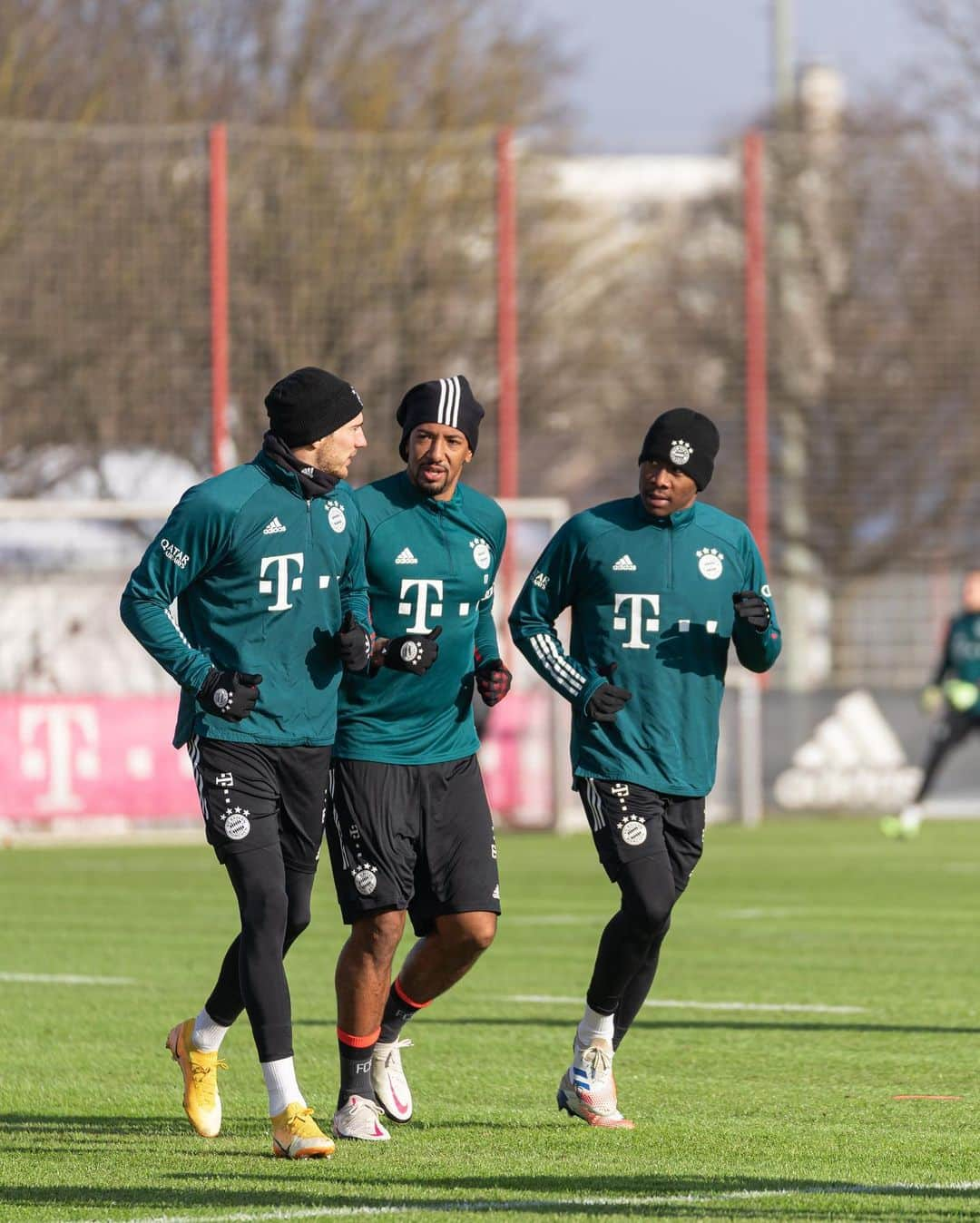 バイエルン・ミュンヘンさんのインスタグラム写真 - (バイエルン・ミュンヘンInstagram)「Back at it! 👍⚽️  All focus on #FCBSCF! 👀  #FCBayern #MiaSanMia #packmas」1月15日 23時15分 - fcbayern