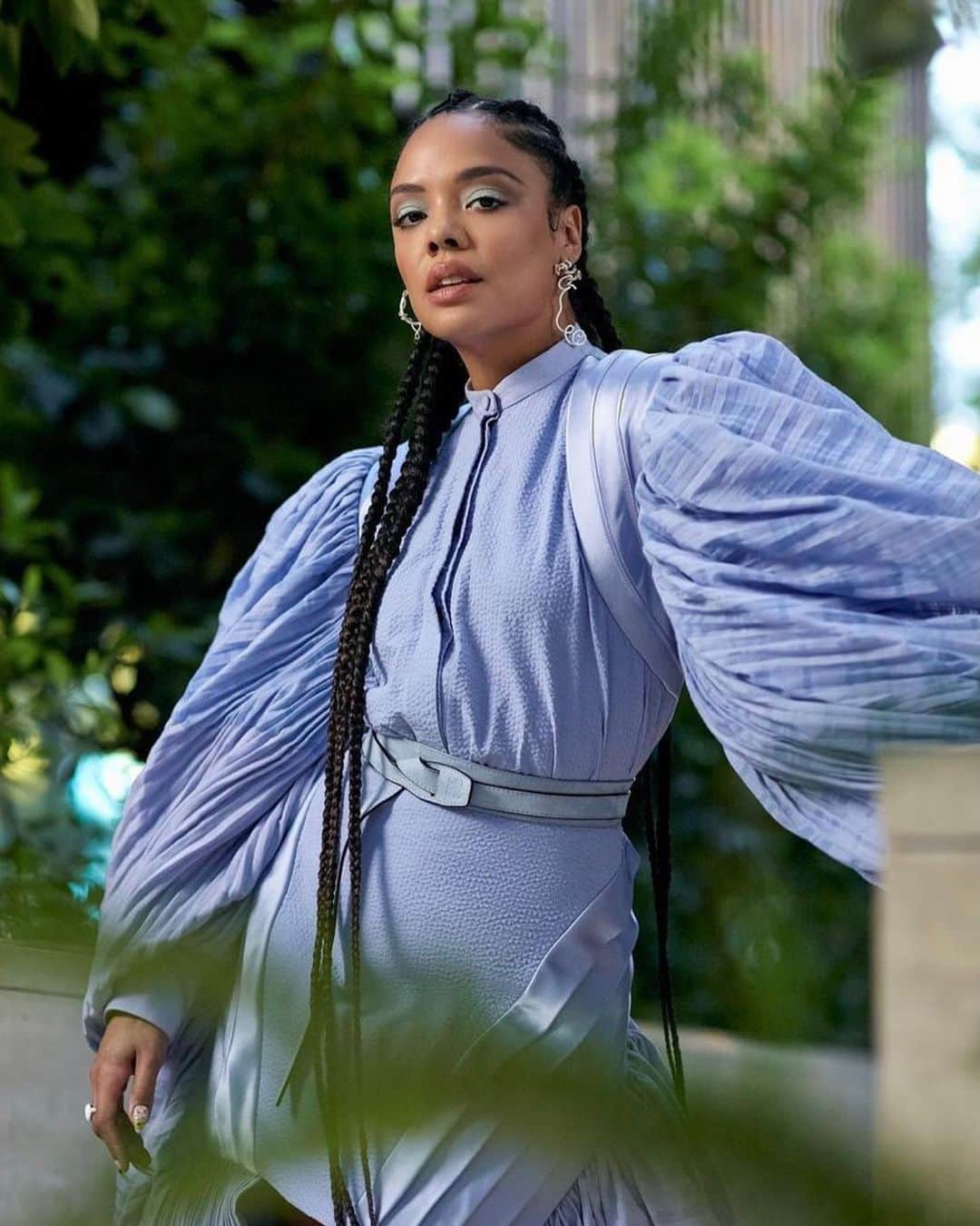 のインスタグラム：「New @townandcountrymag starring   ✨ Tessa Thompson ✨  📸 by @erik_carter  Styled by @waymanandmicah  Makeup @kennedy5ever  Nails @stephstonenails  Hair by yours truly 🙋🏾‍♀️  #hairbyLacyRedway #lacyxtessa #tessathompson」