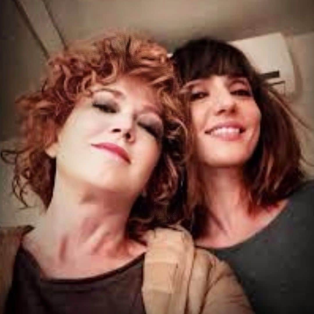 のインスタグラム：「Stasera questa super donna @fiorellamannoia alle 21:25 su @rai1official  farà un super show.  Scoprirete finalmente perché ho smesso di cantare...#padronidiniente #tappartengo #lamusicachegiraintorno」
