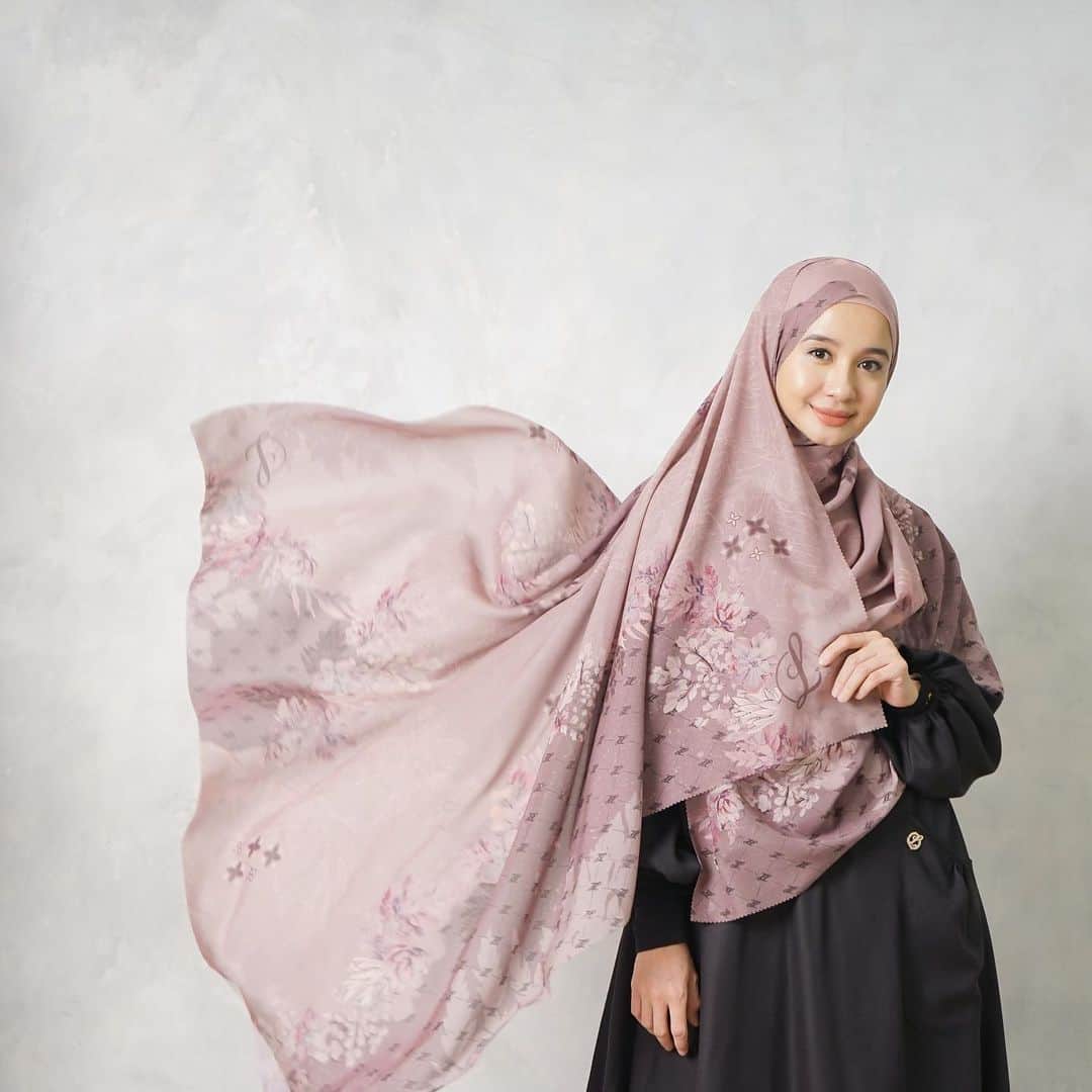 ラウディアシンシアベラのインスタグラム：「Bismillah✨    Series Du'a Dark Sienna ini bahannya Voal, dan dipinggir nya menggunakan laser cut.  Jadi lebih memberi kesan manis.  bisa dipakai untuk beraktifitas sehari-hari dipadupadankan dengan baju warna Hitam,Putih, atau cream.  @lbylcb #duaserieslbylcb」